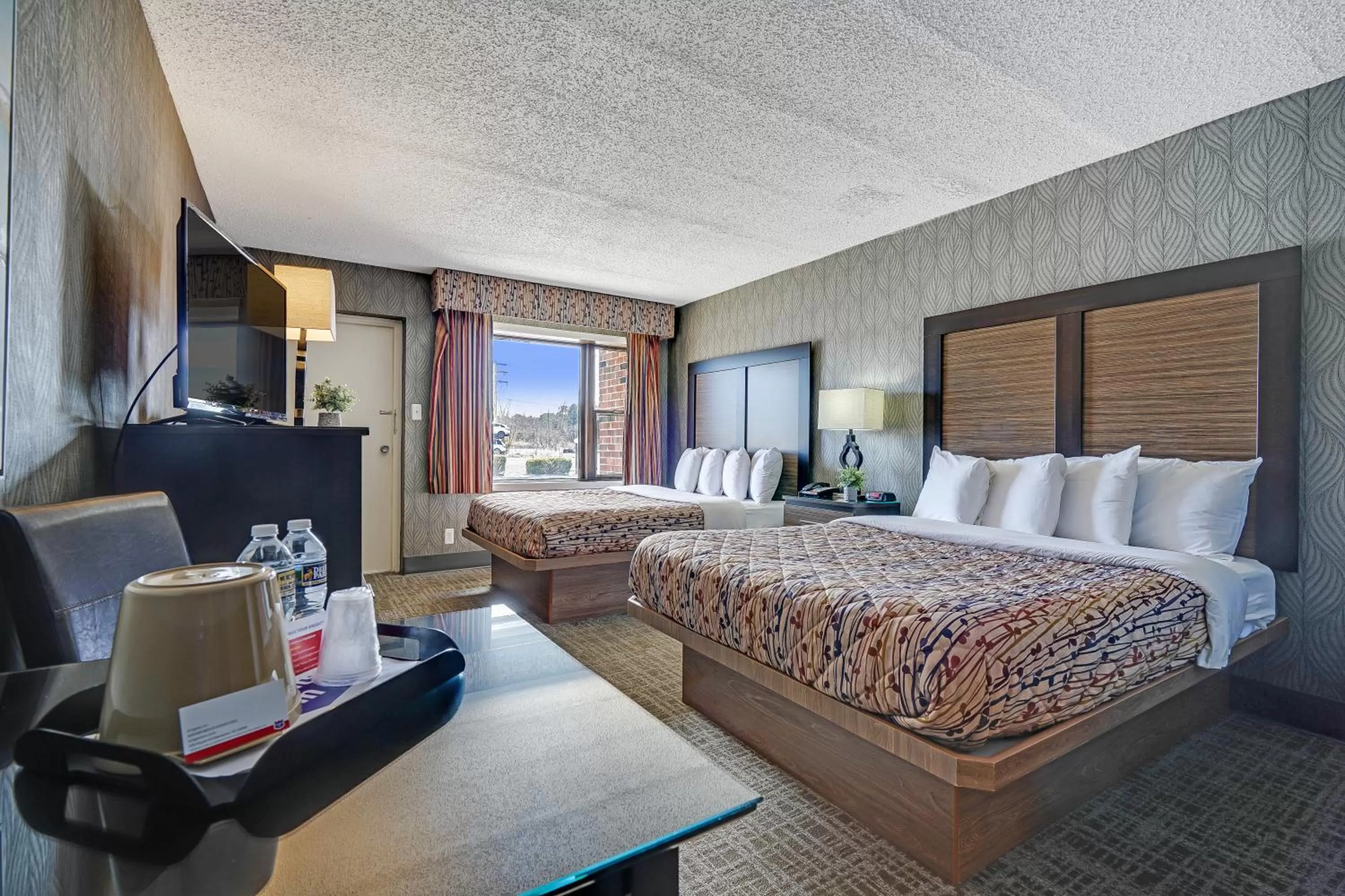 Photo of the whole room, Bed in Blue Creek Inn