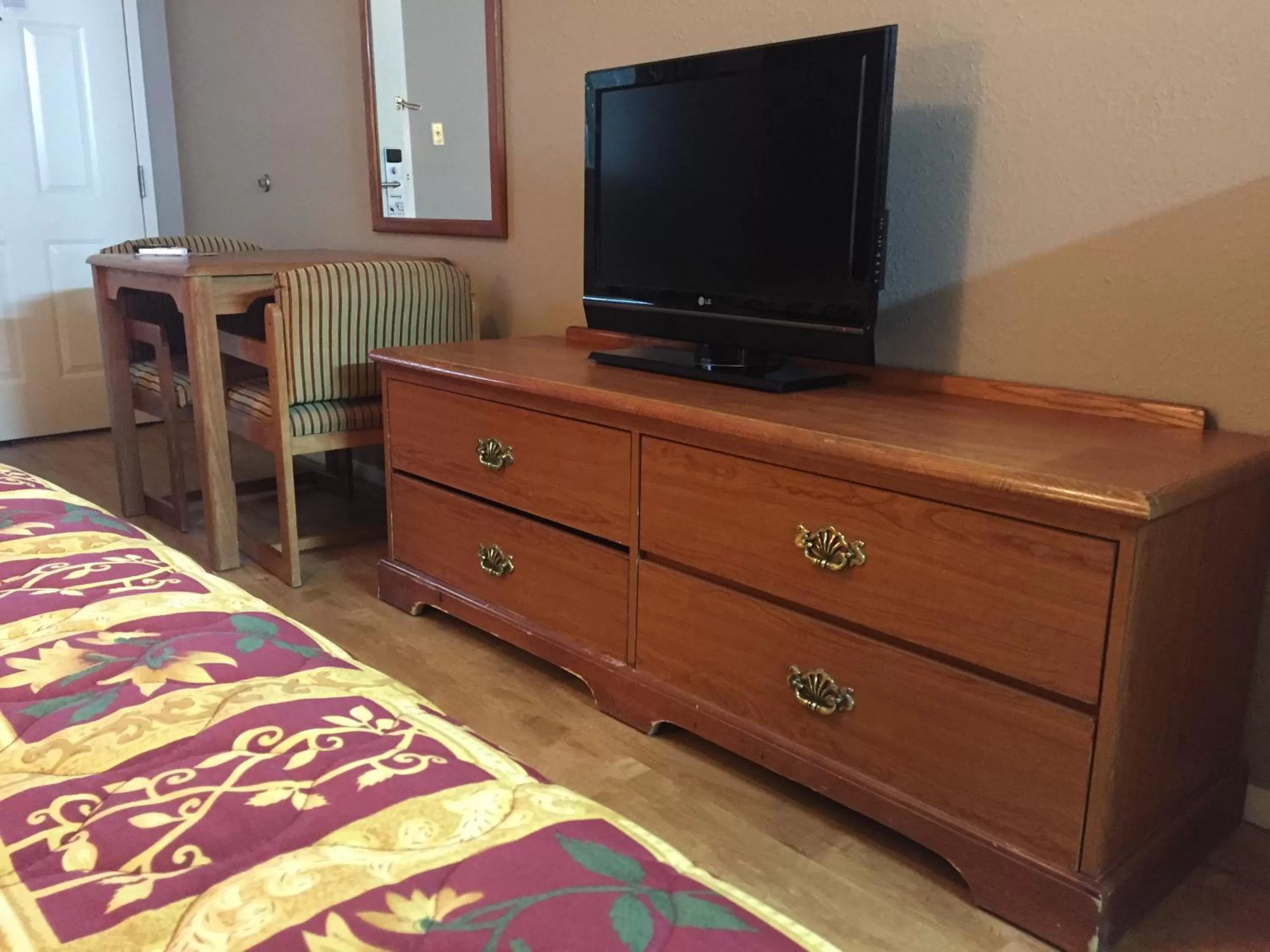 Property building, Bed in Deerfield Inn New Johnsonville