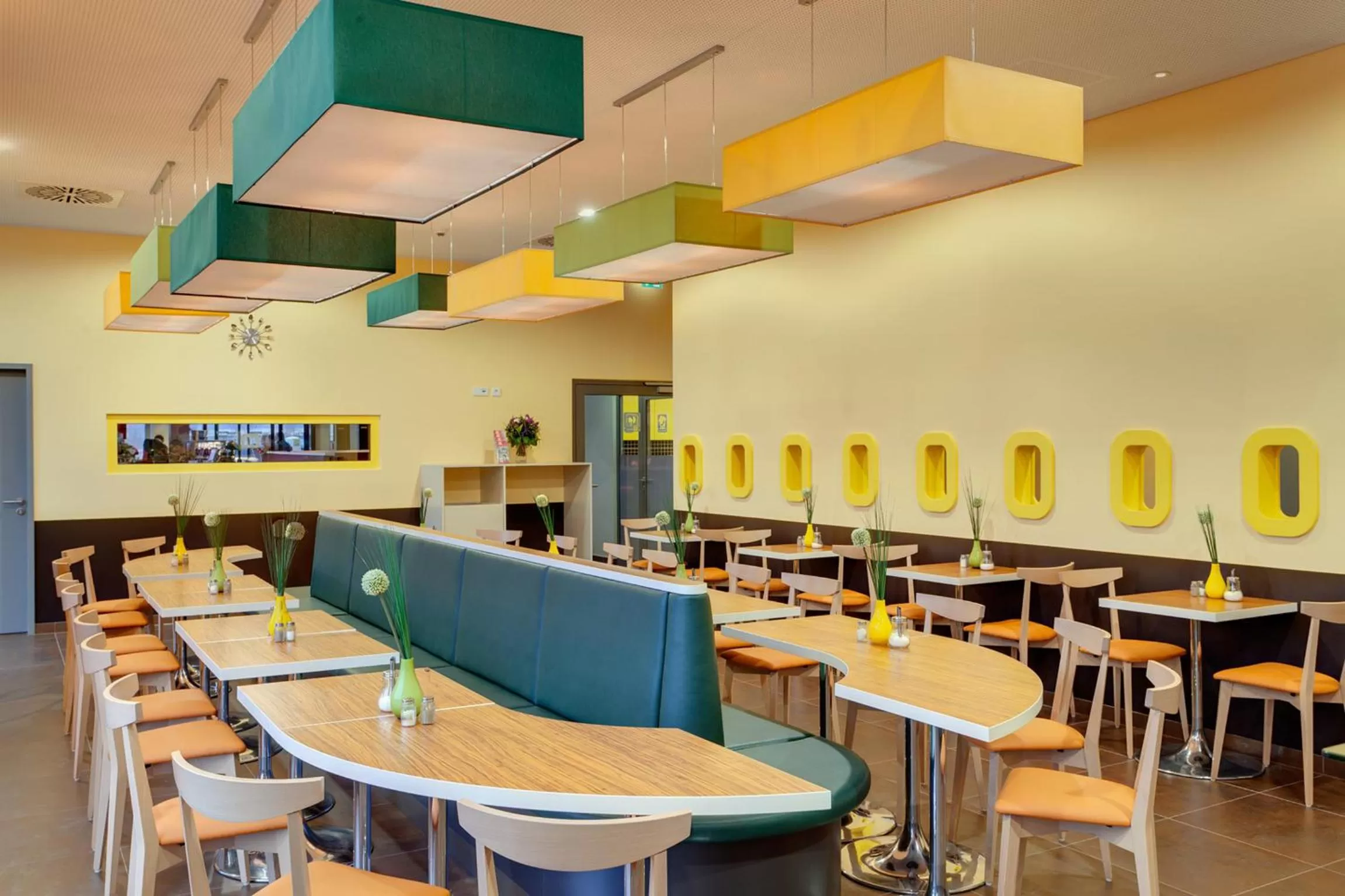 Restaurant/places to eat in MEININGER Hotel Frankfurt Main / Airport