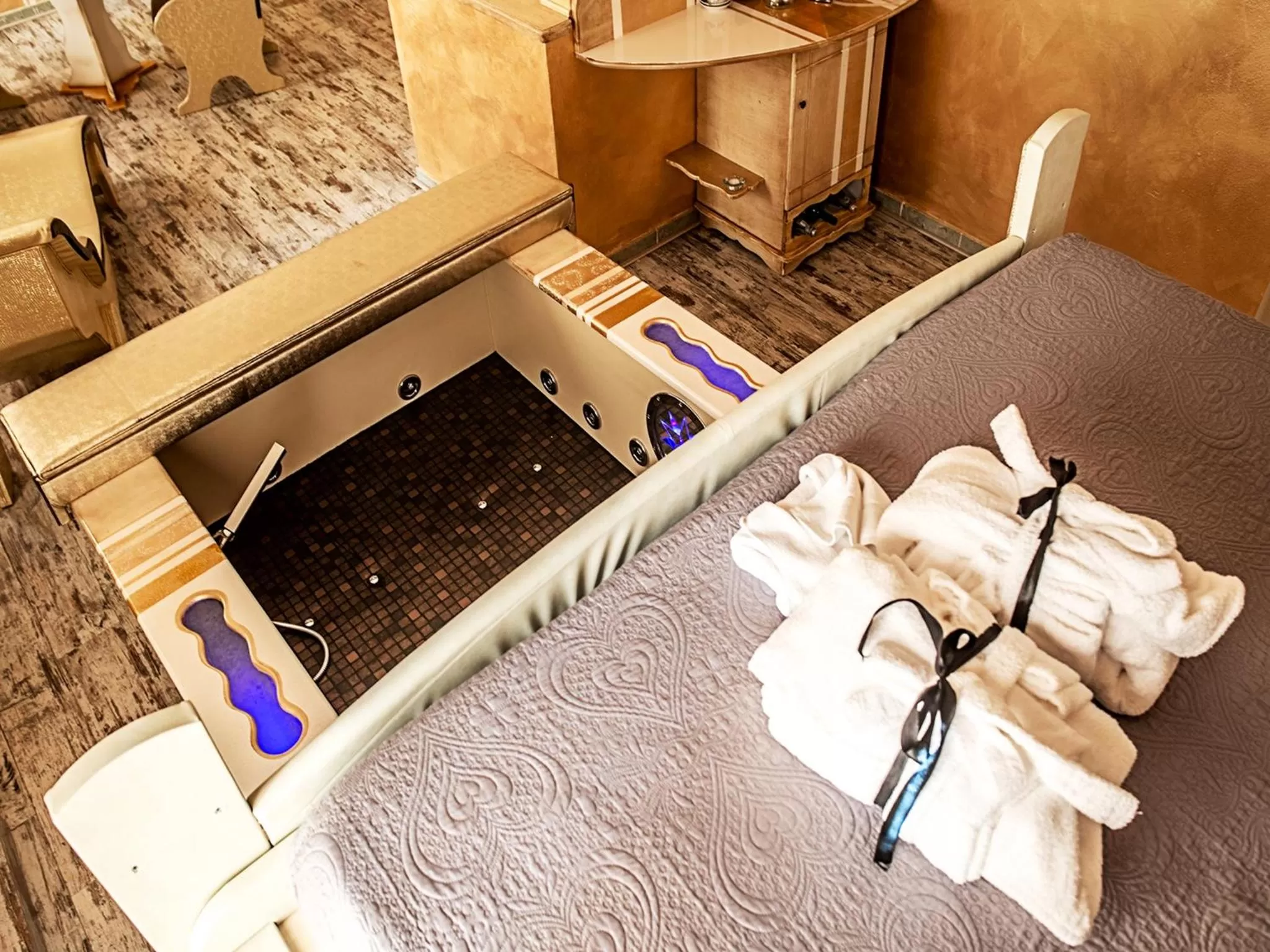 Hot Tub, Bed in Hotel Butterfly