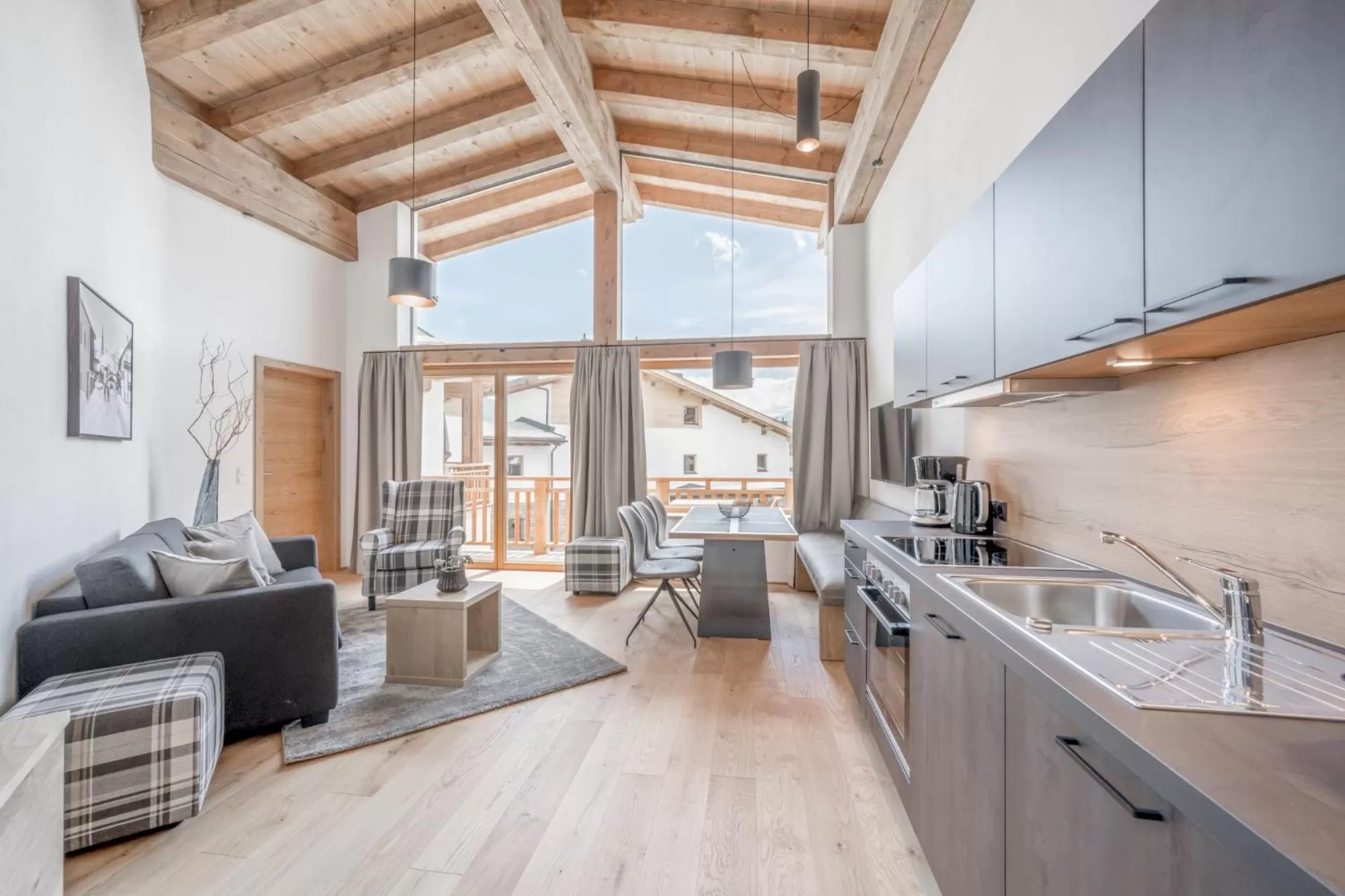 Kitchen or kitchenette in AlpenParks Chalet & Apartment Alpina Seefeld