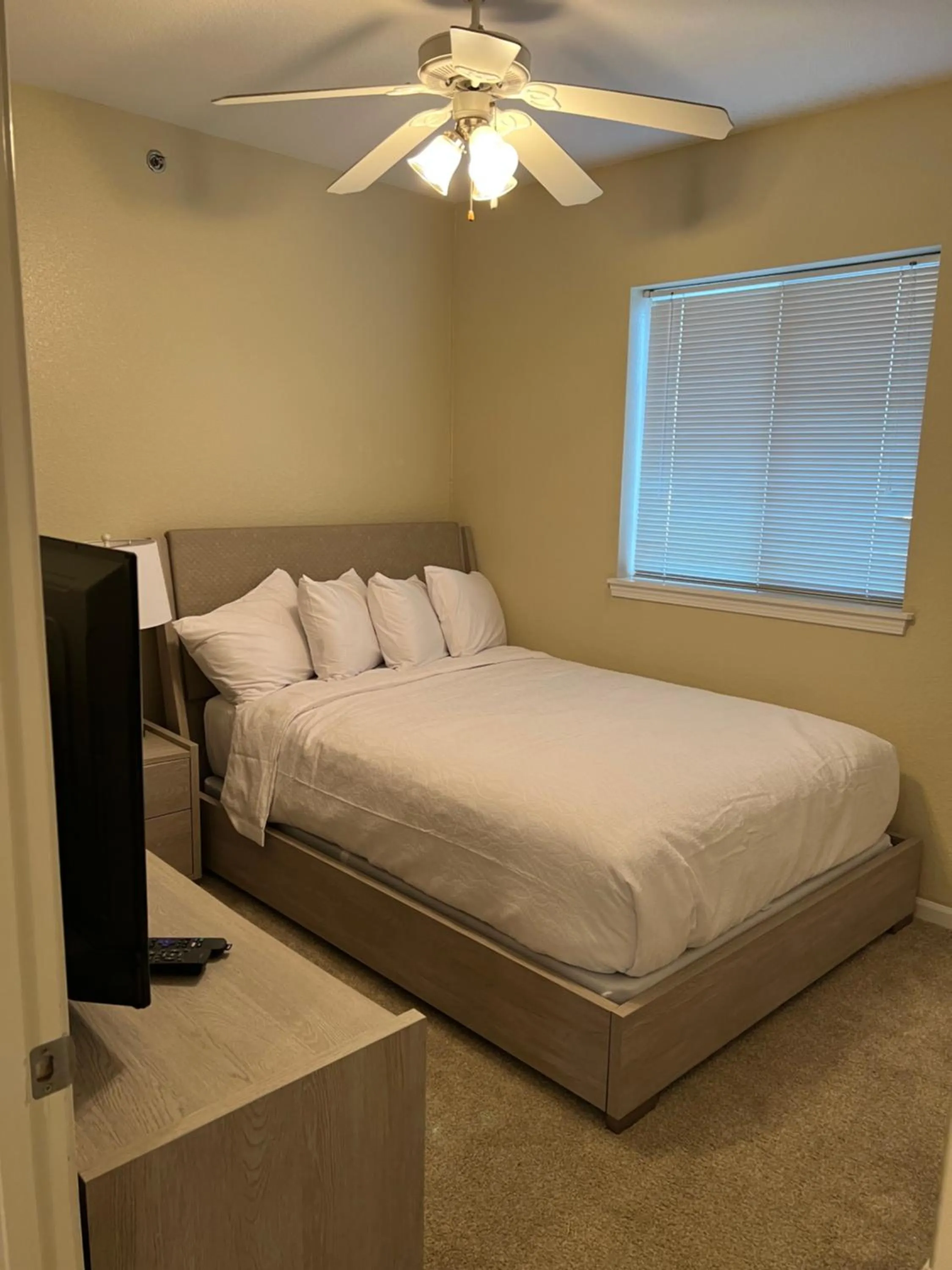 Bedroom, Bed in WASHBURN HOTEL SUITES