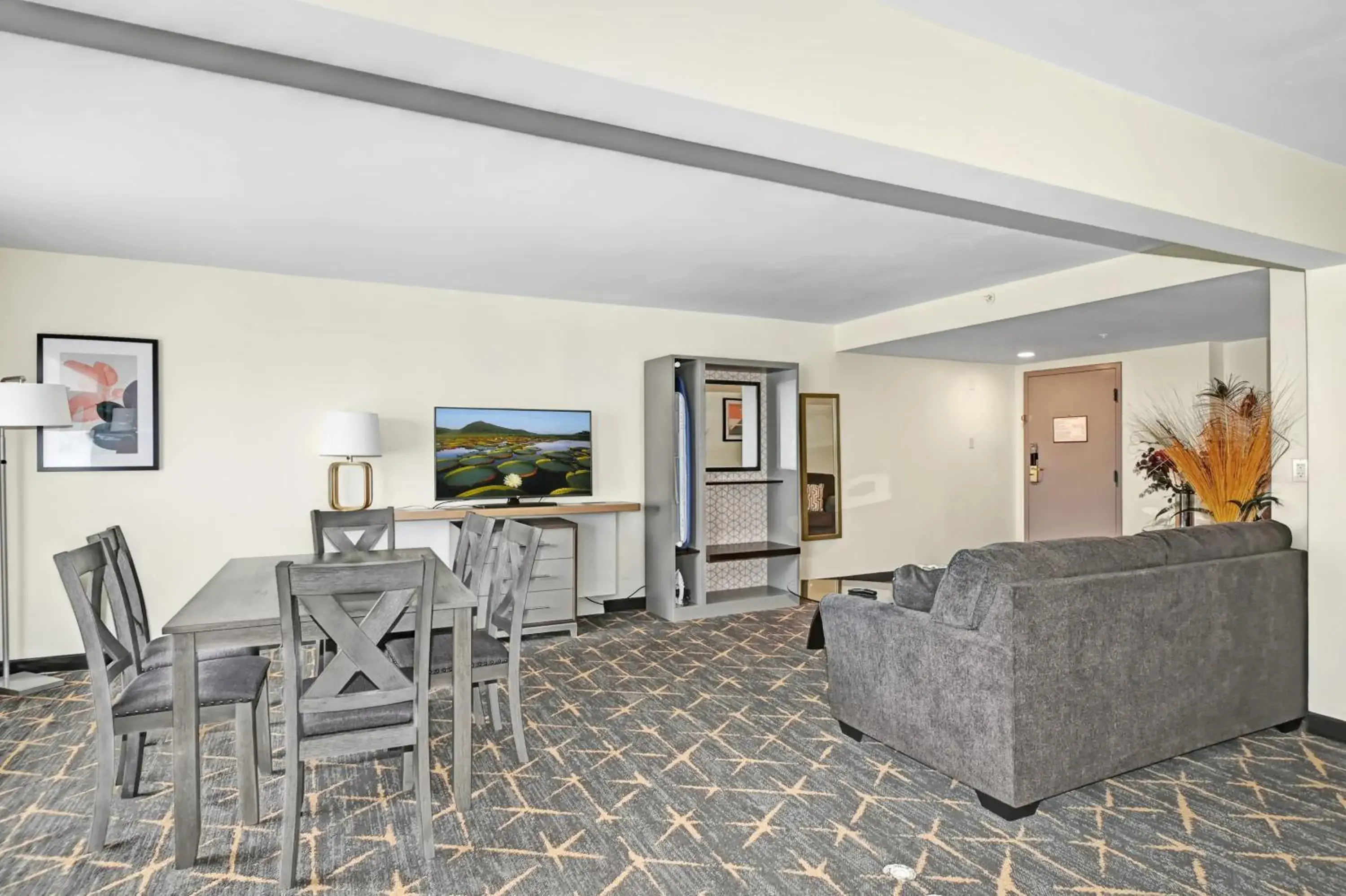 One-Bedroom King Suite with Courtyard View in Holiday Inn - Piscataway - Somerset by IHG One-Bedroom King Suite with Courtyard View in Holiday Inn - Piscataway - Somerset by IHG