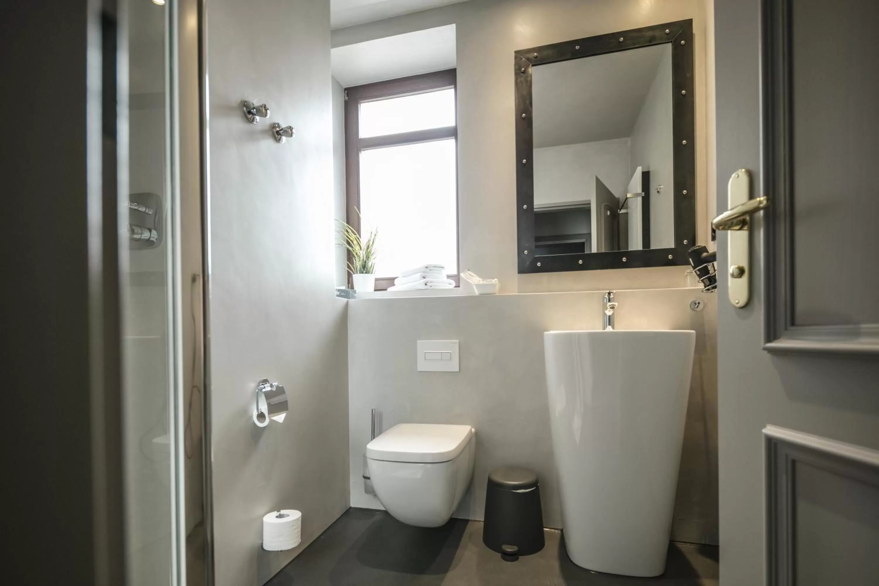 Shower in alexxanders Hotel & Boardinghouse, Restaurant