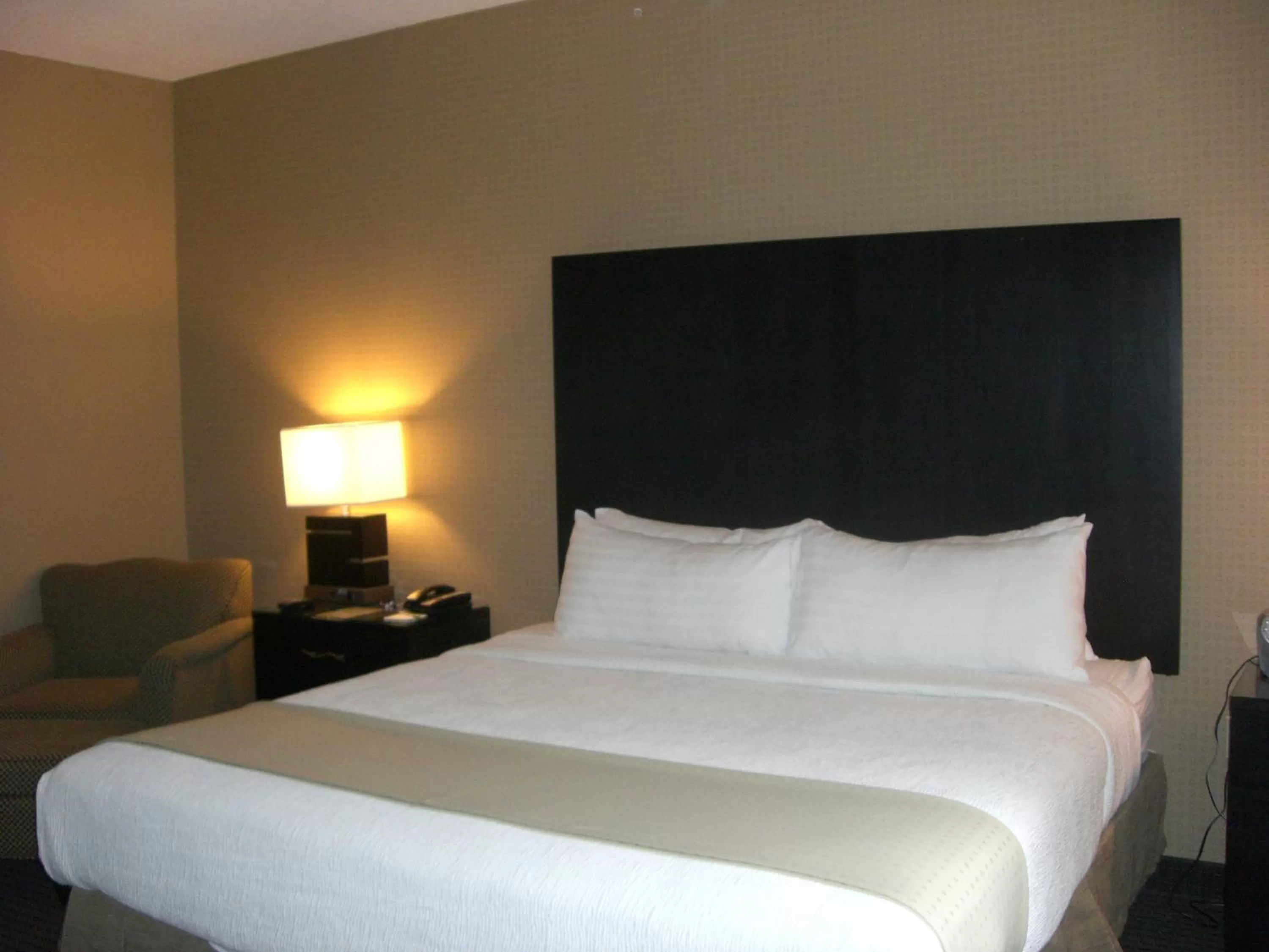 Bed in Holiday Inn St. Paul Northeast - Lake Elmo by IHG