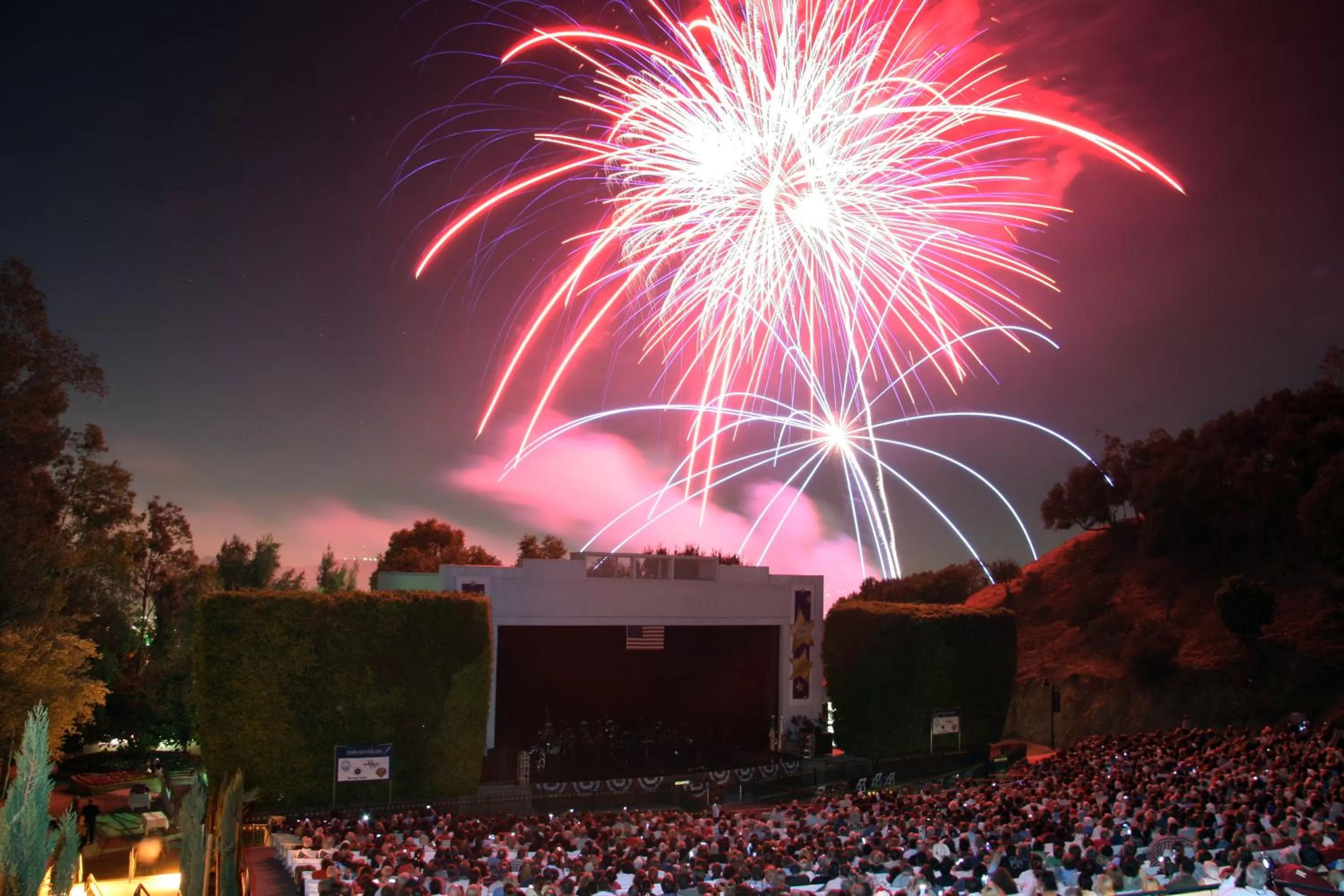 Evening entertainment in Safari Inn Burbank-Universal, a Coast Hotel