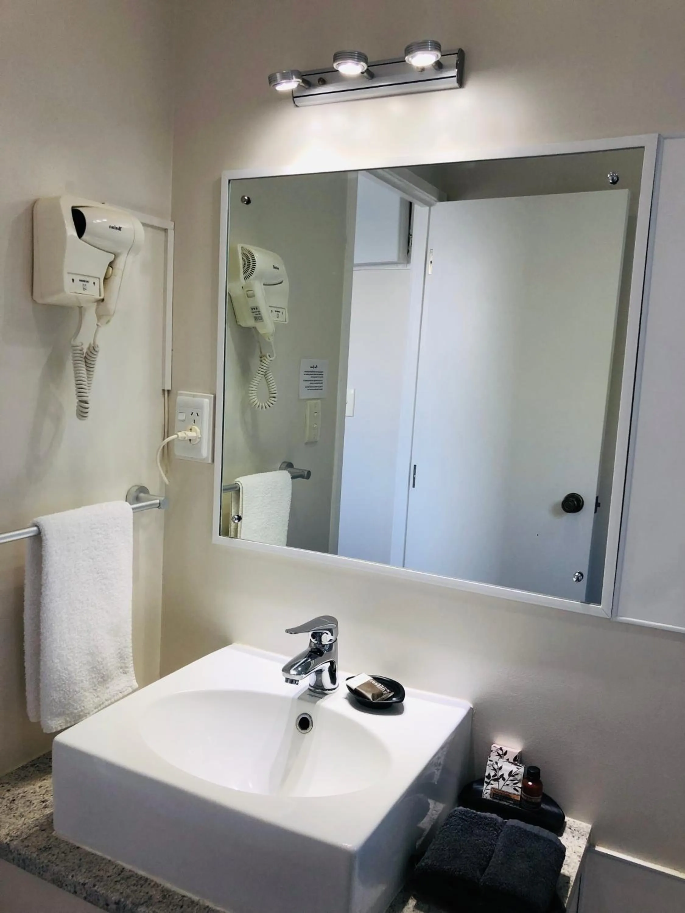 Bathroom in Tudor Court Motor Lodge