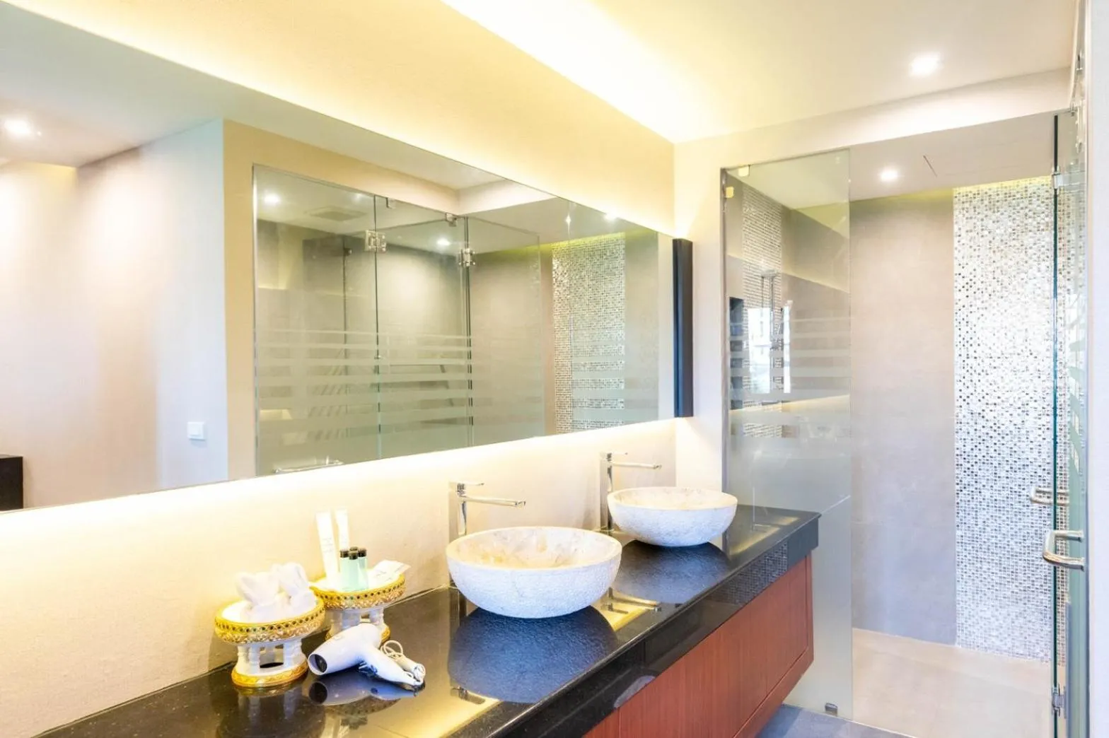 Bathroom in Royal Phawadee Village Patong - 2 Minutes walk to the beach
