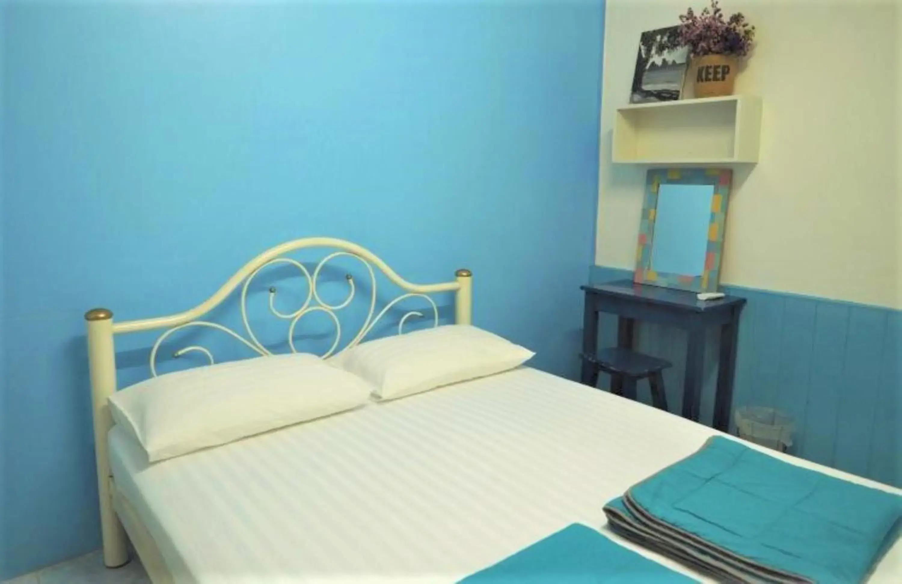 Double or Twin room with shared bathroom (Fan) in Chanchalay Hip Hostel (SHA Plus) Double or Twin room with shared bathroom (Fan) in Chanchalay Hip Hostel (SHA Plus)