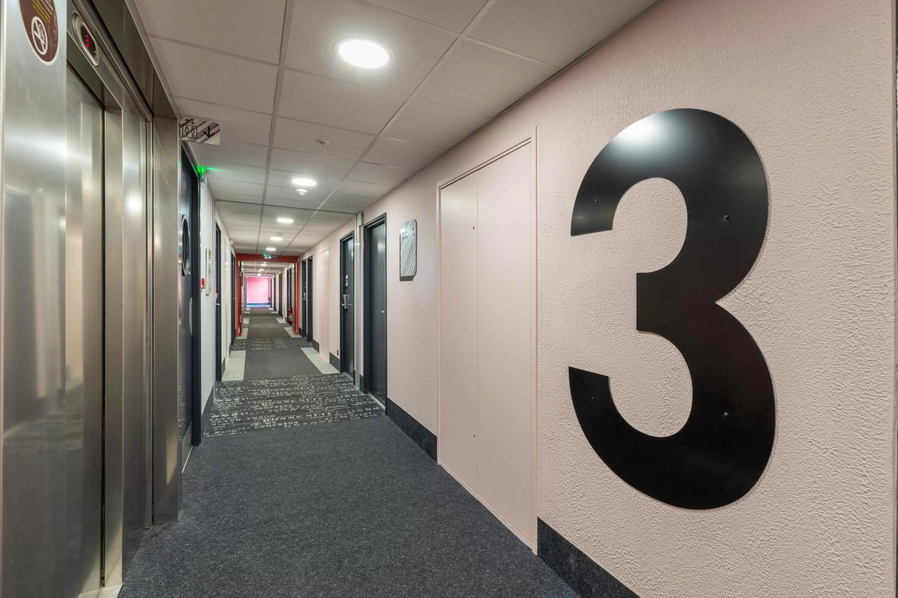 Decorative detail in B&B HOTEL Lyon Sud États-Unis