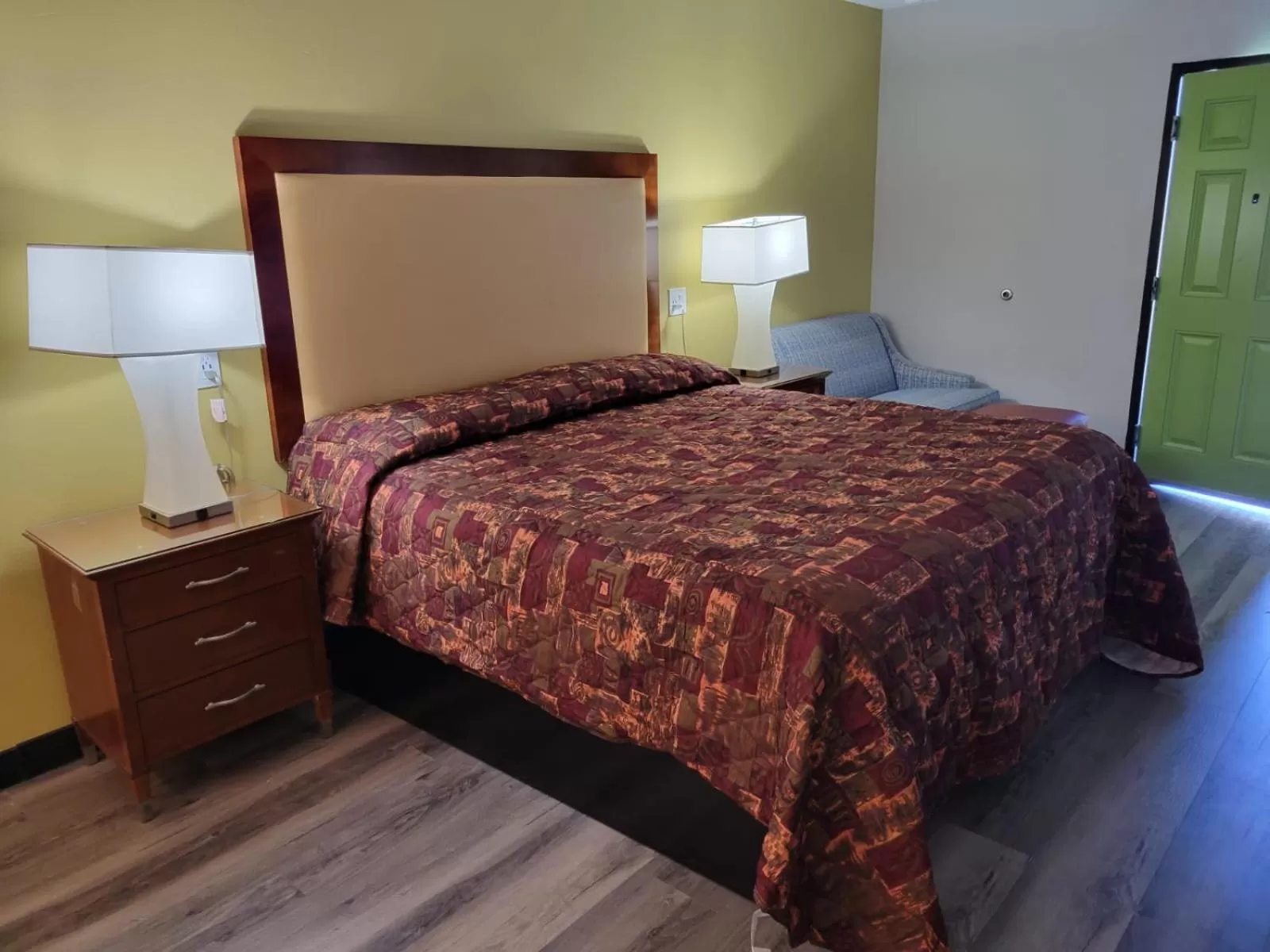 Photo of the whole room in Stadium Inn & Spas