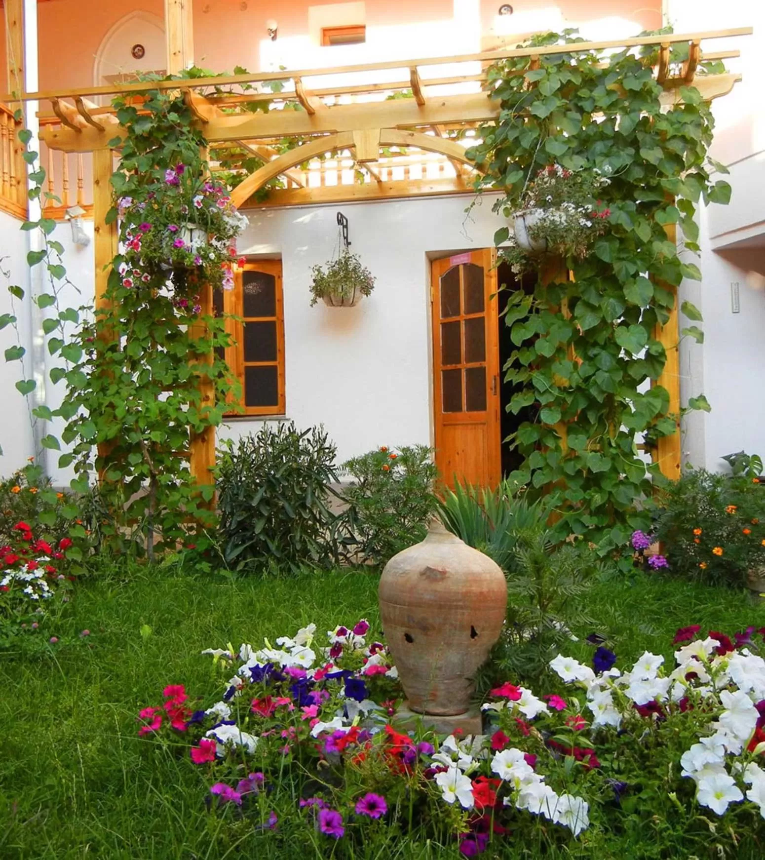 Garden in Jahongir Guest House