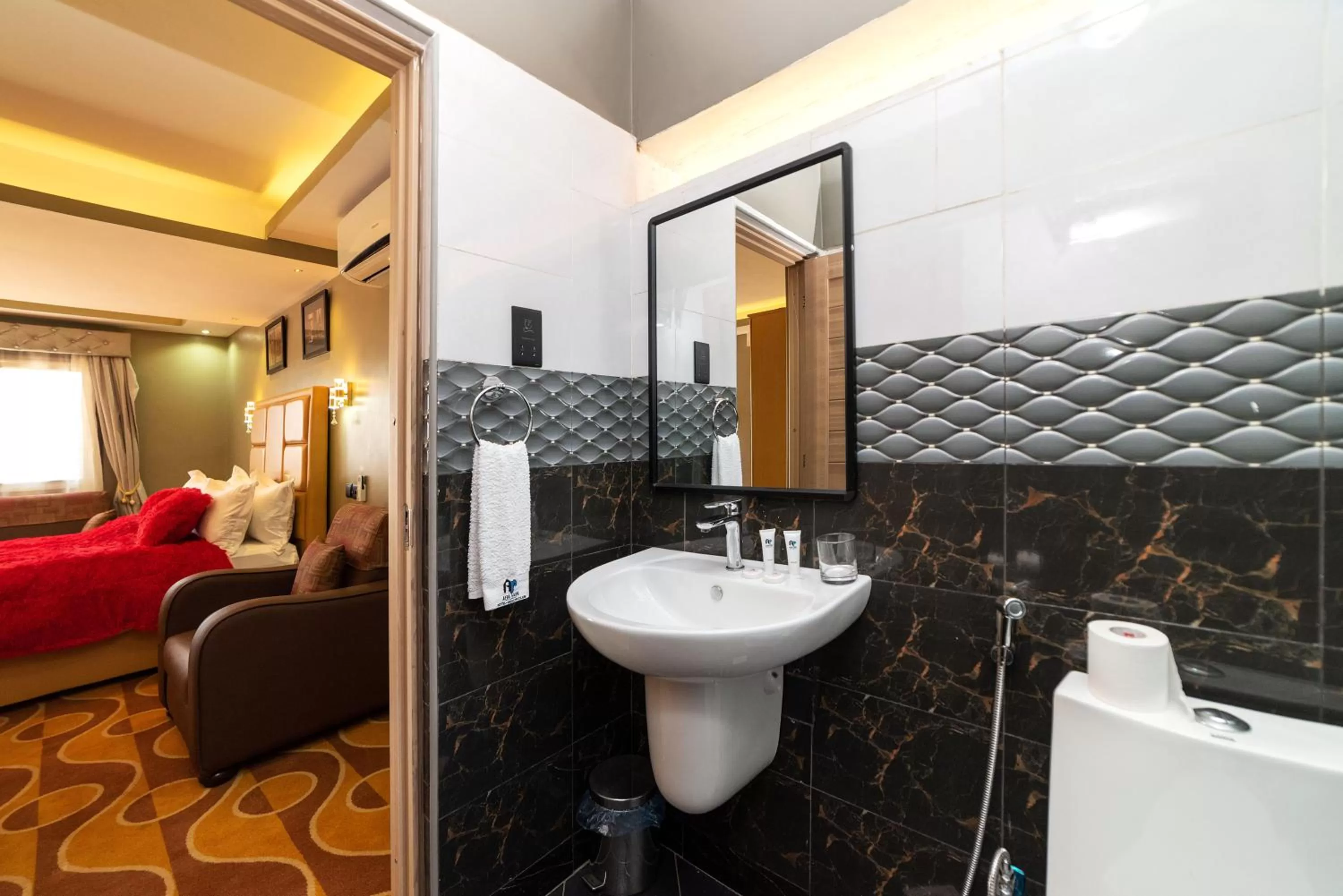 Bathroom, Bed in Afro Park Hotel