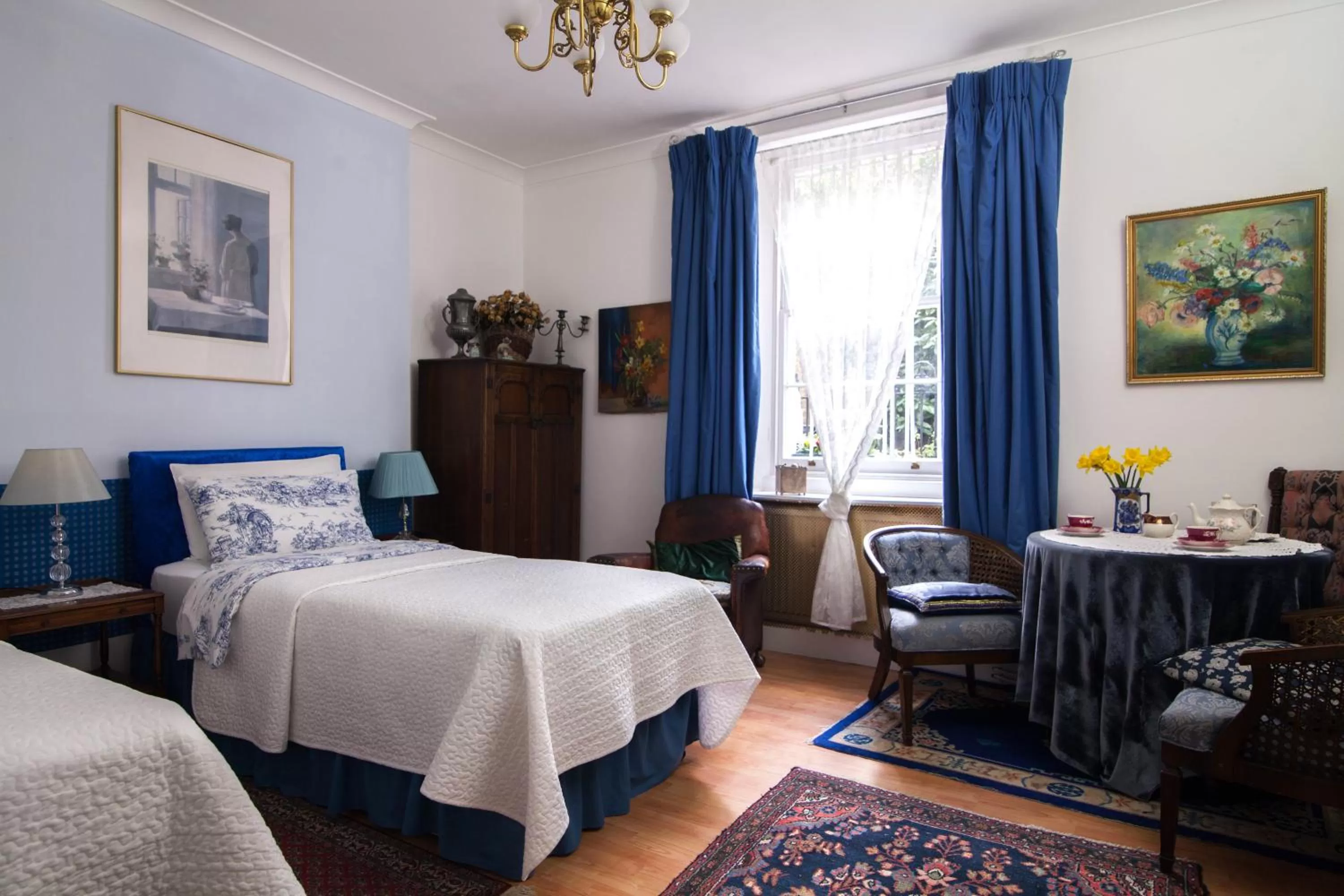 Photo of the whole room, Bed in Dawson Place, Juliette's Bed and Breakfast