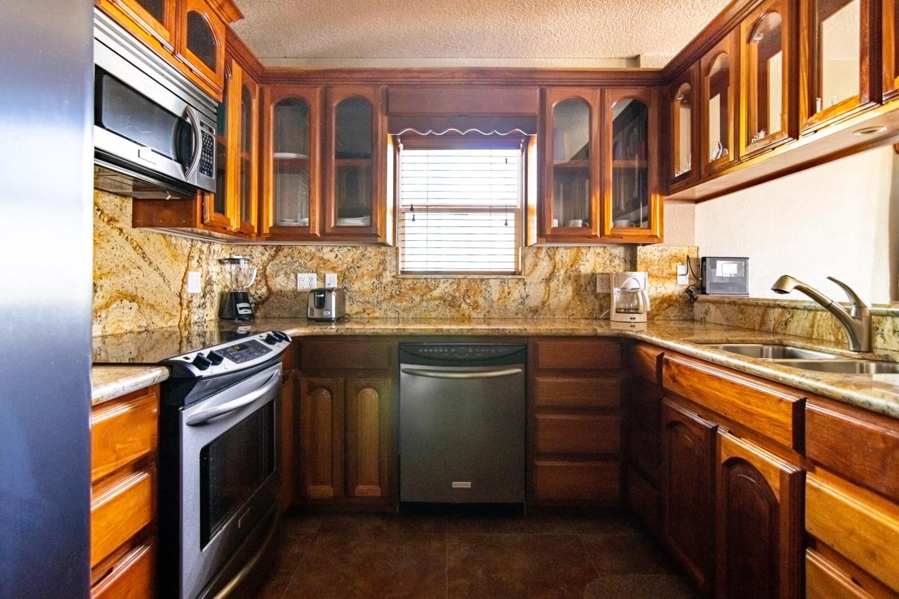 Coffee/tea facilities, Kitchen/Kitchenette in Lighthouse Beach Villas