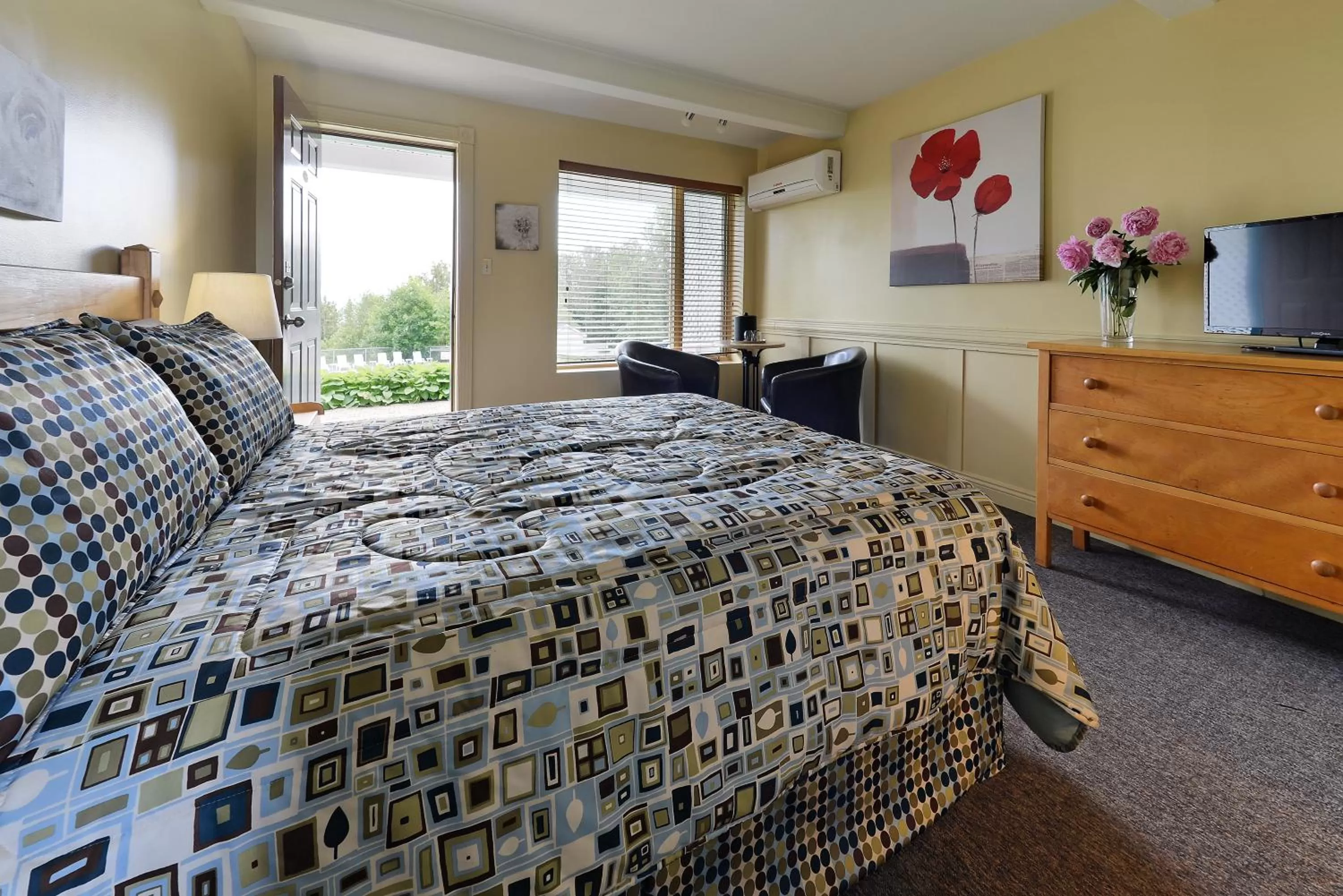 Queen Room with River View in Auberge Des 3 Canards