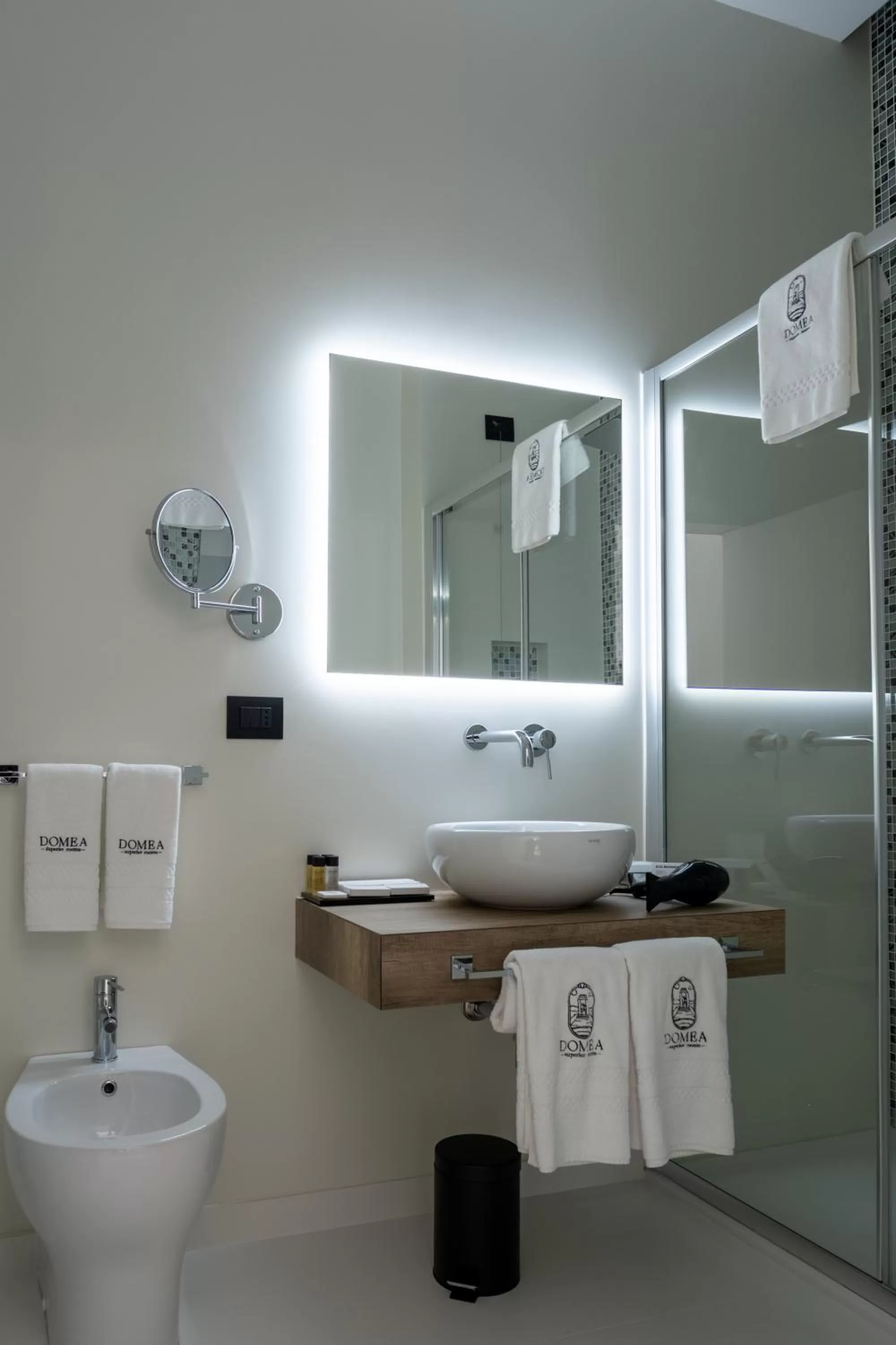 Toilet in Domea Superior Rooms Bed and Breakfast