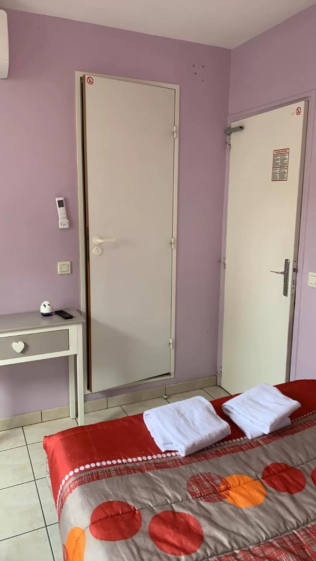 Bed in HOTEL DU CYGNE DE LA CROIX BLANCHE