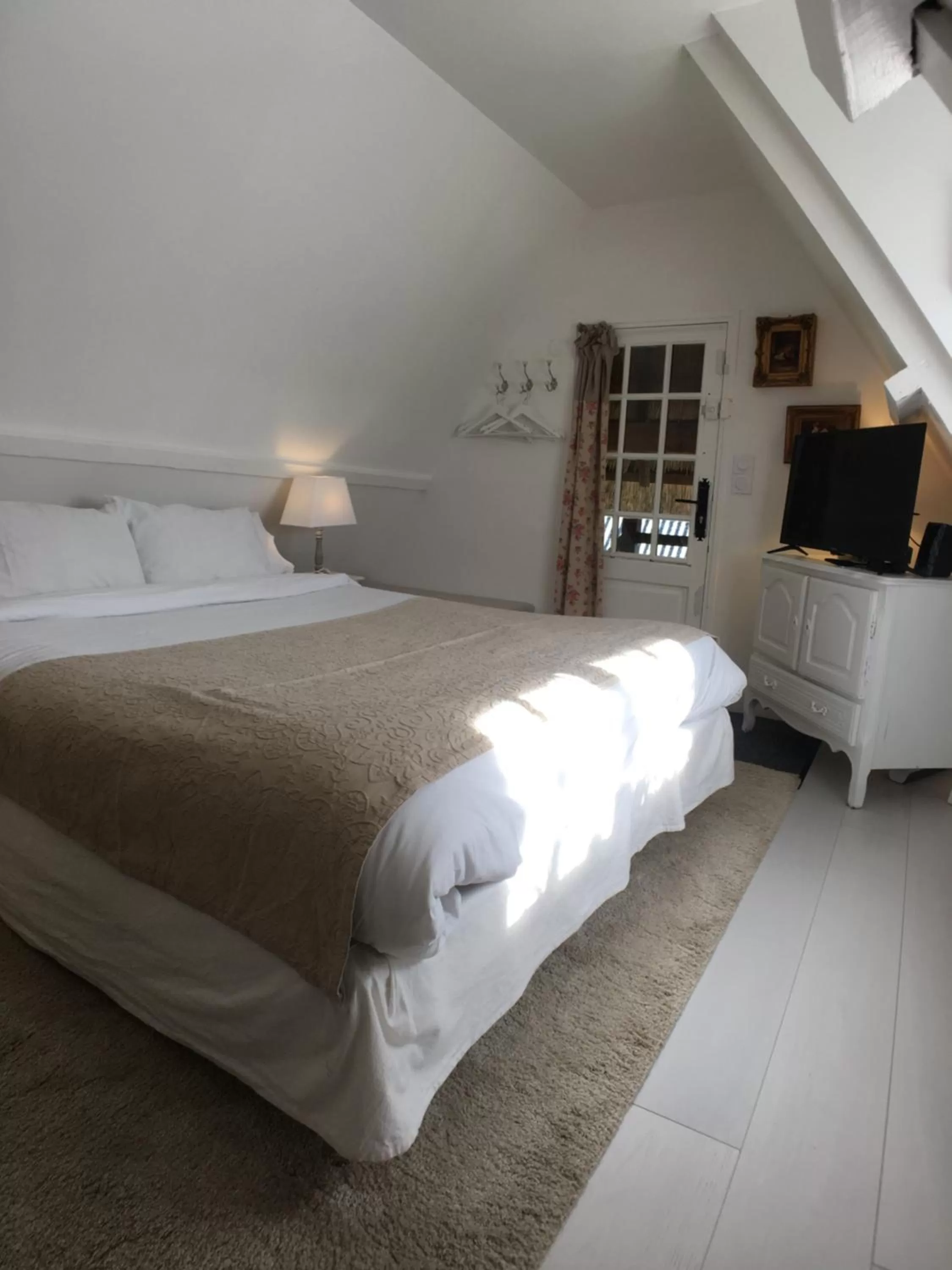 Photo of the whole room, Bed in La Romance et la Romanesque