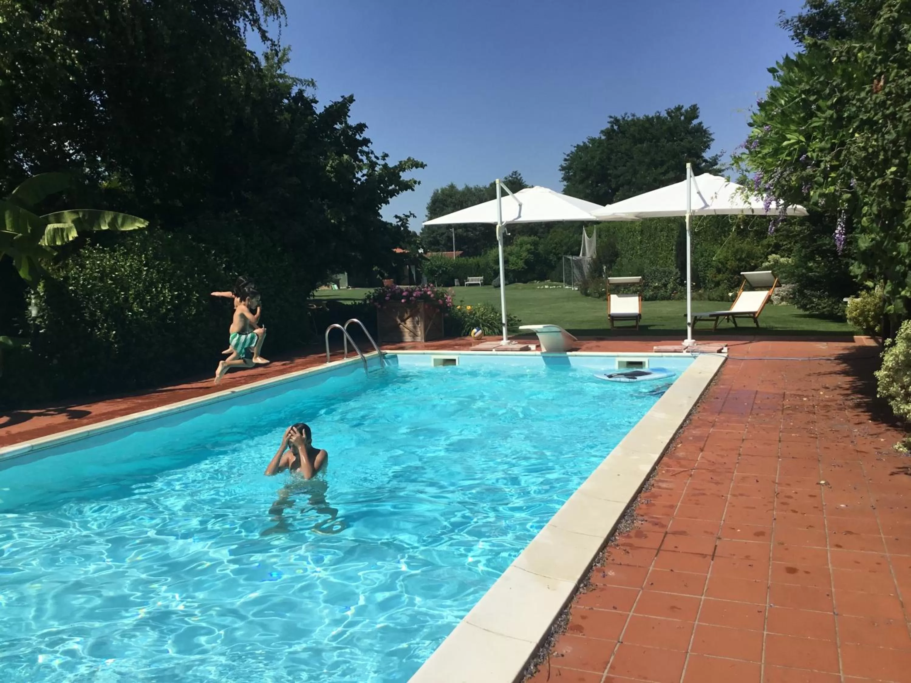 Swimming pool in La Pergola B&B