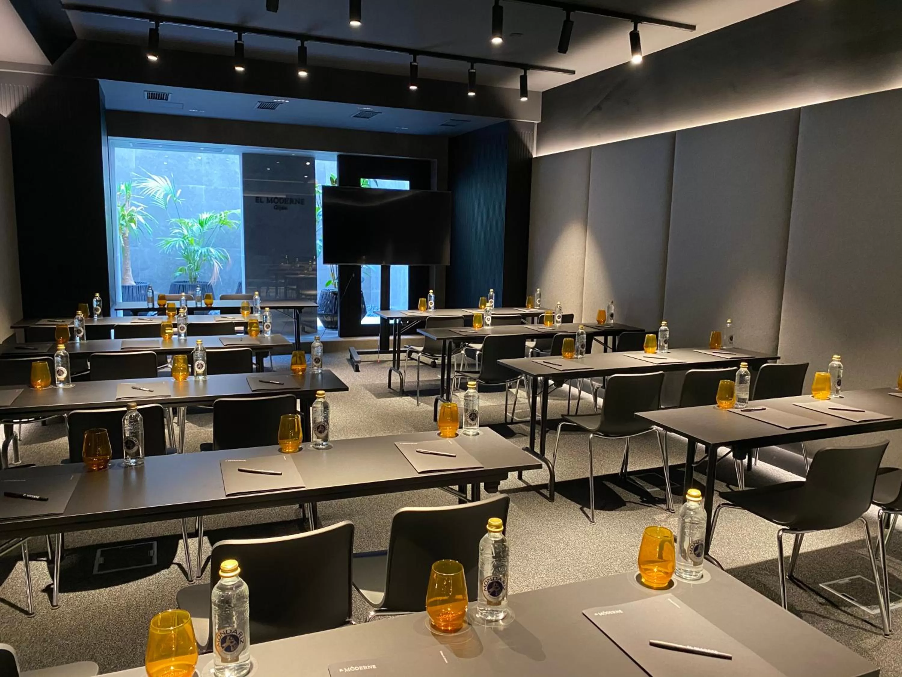 Meeting/conference room in El Môderne Hotel