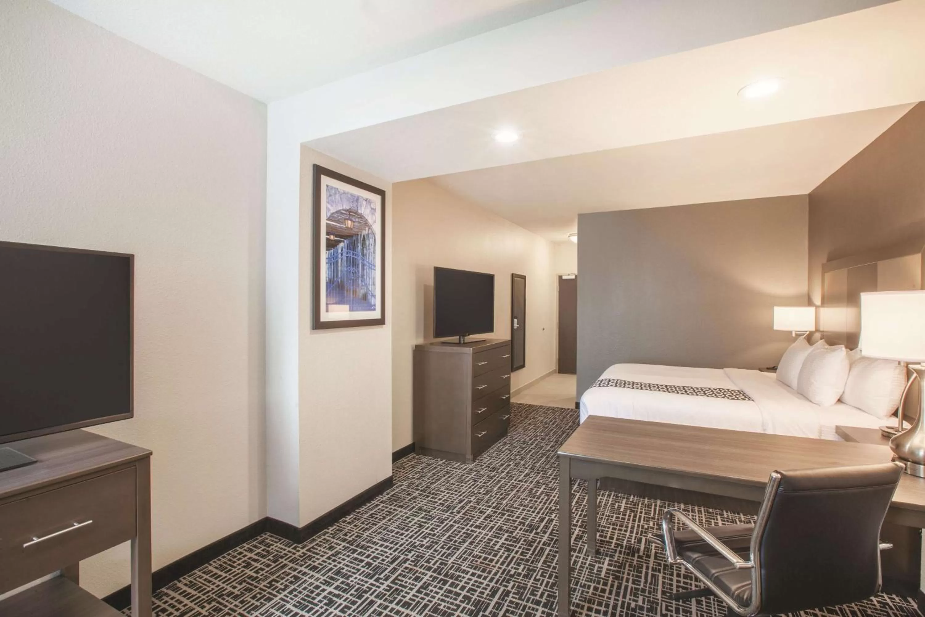 Photo of the whole room, Bed in La Quinta by Wyndham San Marcos Outlet Mall