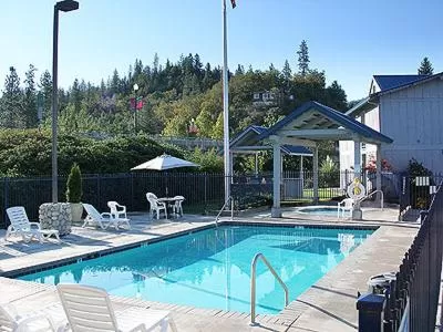 Swimming pool in Edgewater Inn Shady Cove