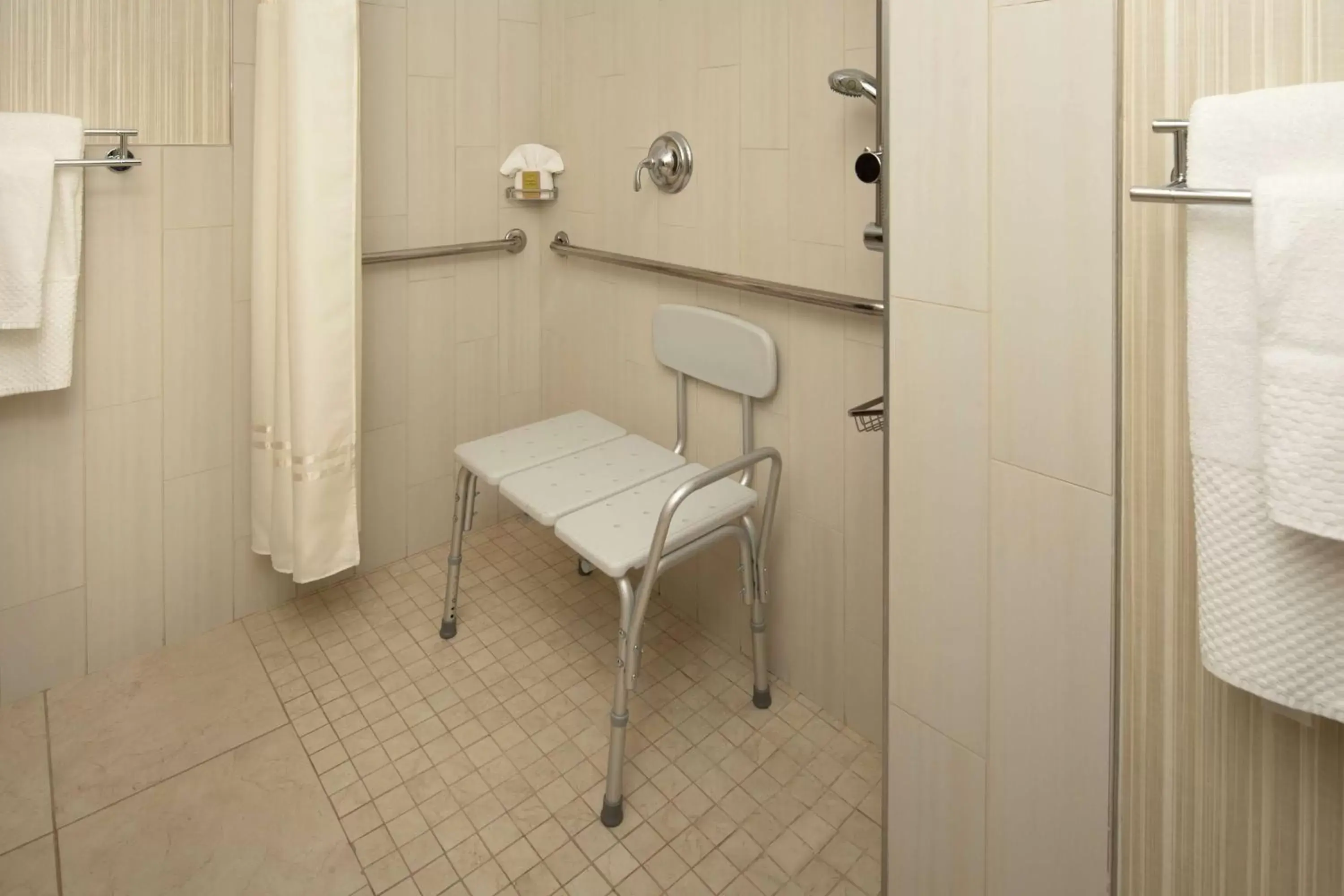 King Suite - Disability and Hearing Access/Non-Smoking in DoubleTree Suites by Hilton Seattle Airport/Southcenter King Suite - Disability and Hearing Access/Non-Smoking in DoubleTree Suites by Hilton Seattle Airport/Southcenter