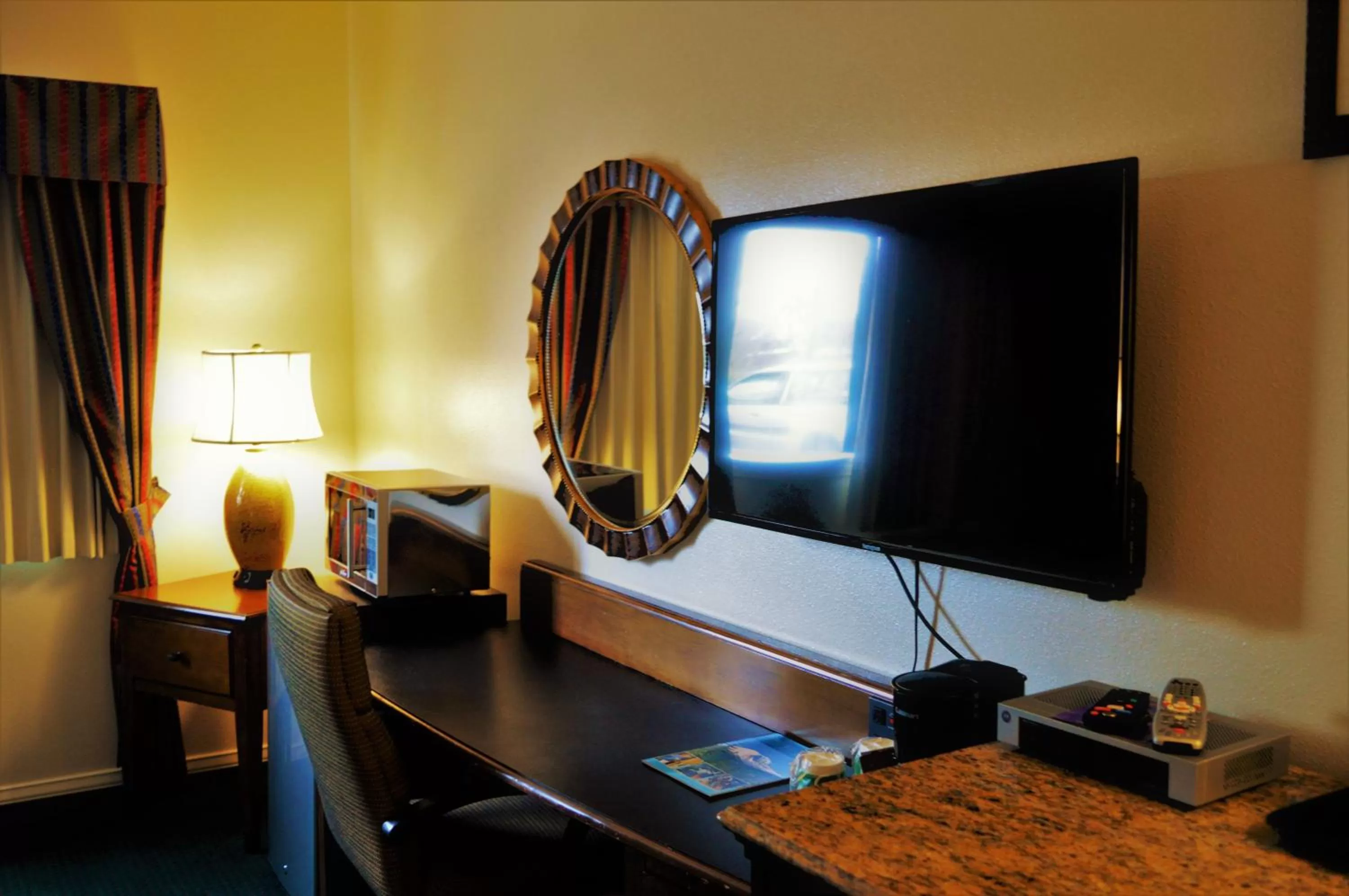 TV and multimedia in GuestHouse Inn Enumclaw