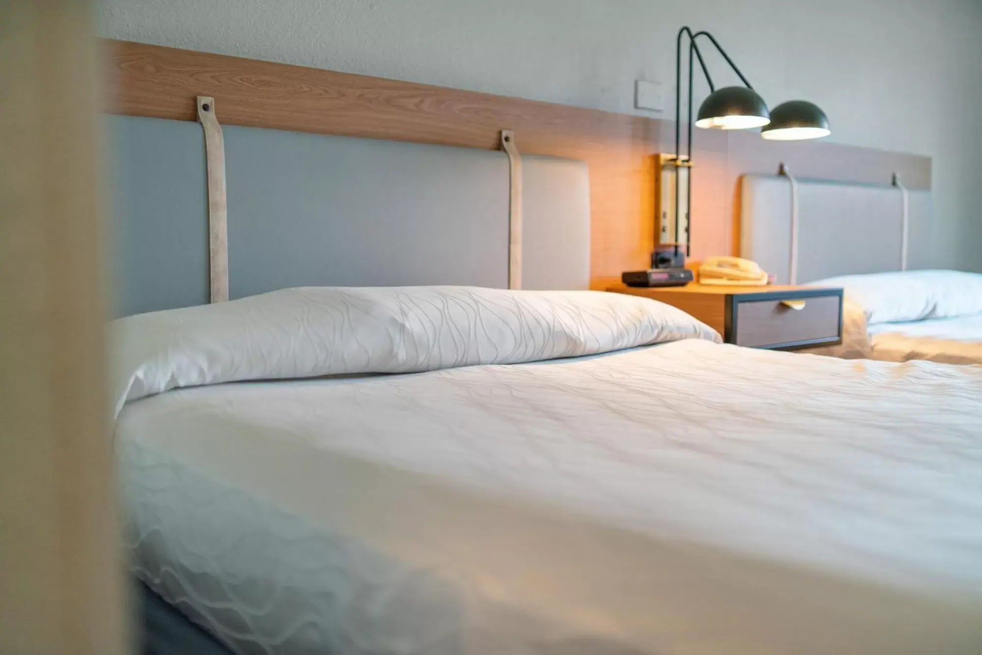 Queen Room with Two Queen Beds - Non-Smoking in Garibaldi Inn at the Bay Queen Room with Two Queen Beds - Non-Smoking in Garibaldi Inn at the Bay