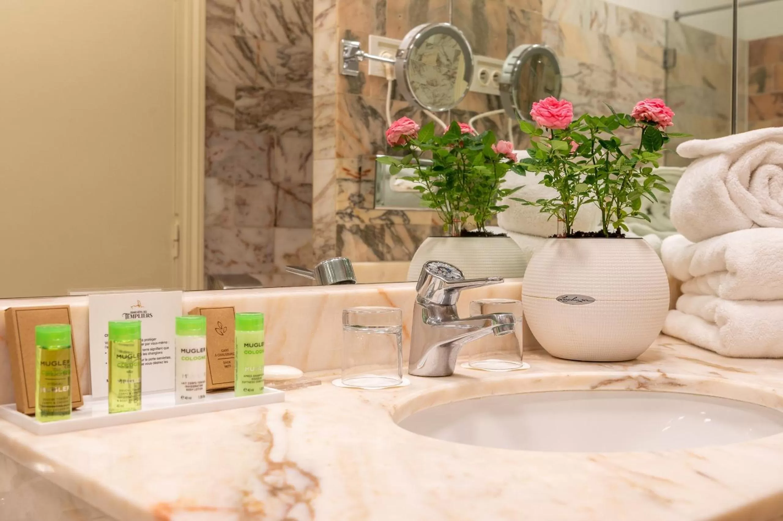 Bedroom in Grand Hôtel Des Templiers, Piscine & Spa