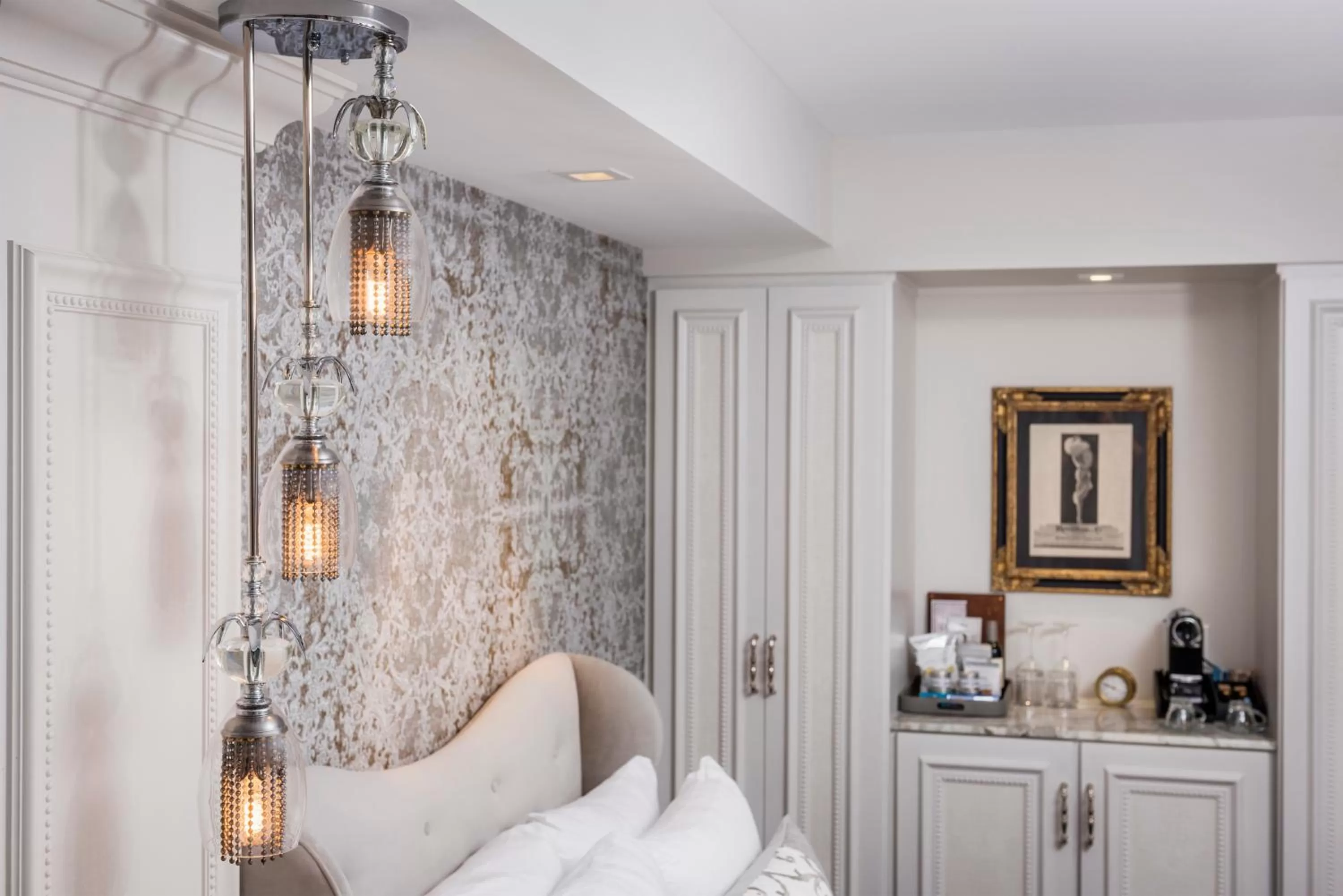 Bedroom, Bed in The Ivey's Hotel