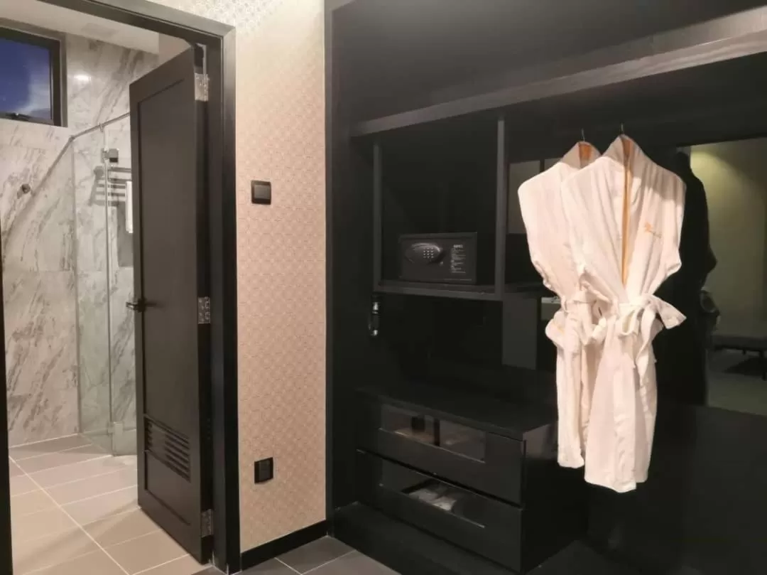Shower in Vangohh Eminent Hotel & Spa