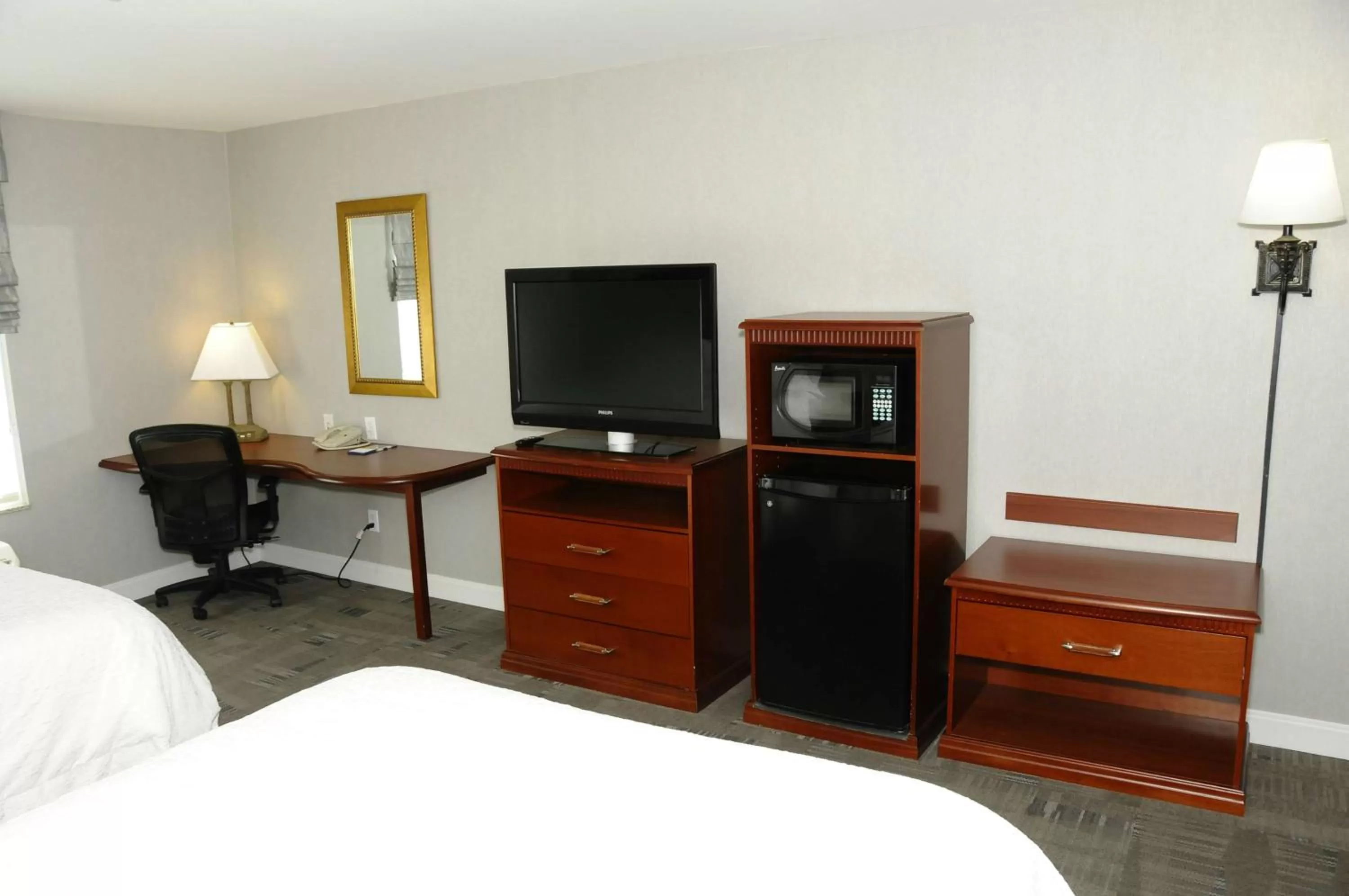 Bedroom, Bed in Hampton Inn & Suites Redding