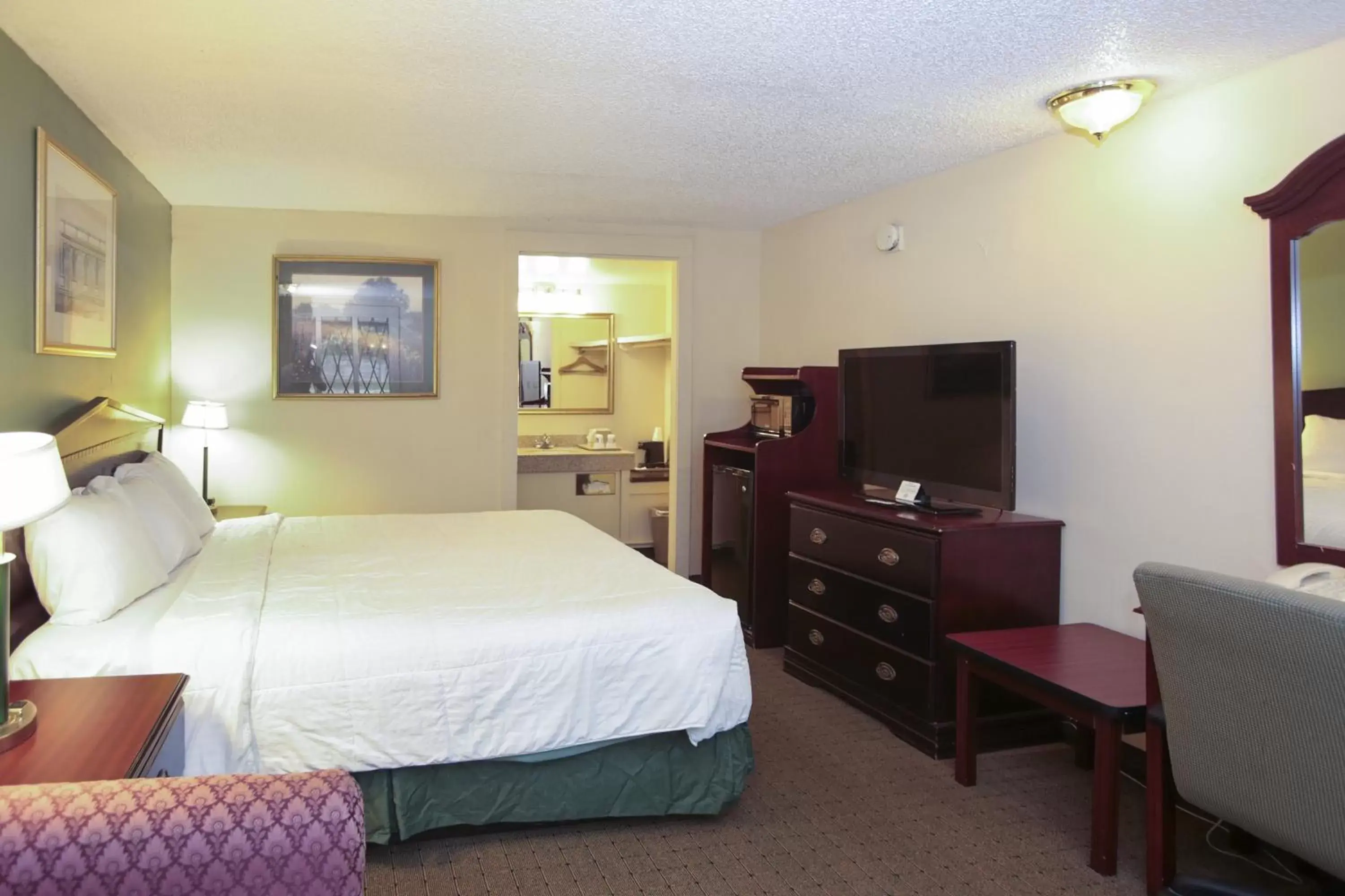 King Room- Non-Smoking in Knights Inn - Battle Creek King Room- Non-Smoking in Knights Inn - Battle Creek