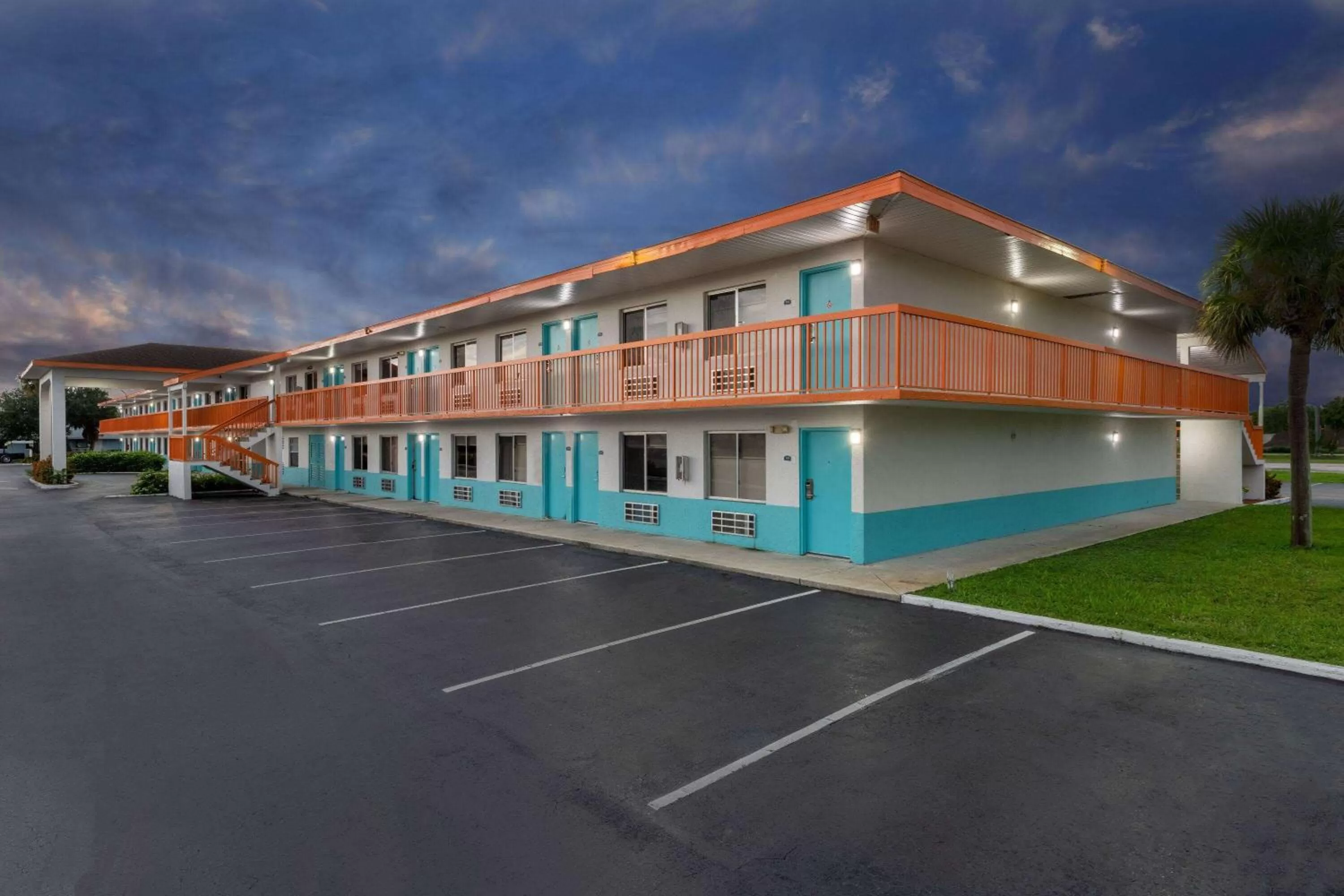 Property building in Howard Johnson by Wyndham Vero Beach/I-95