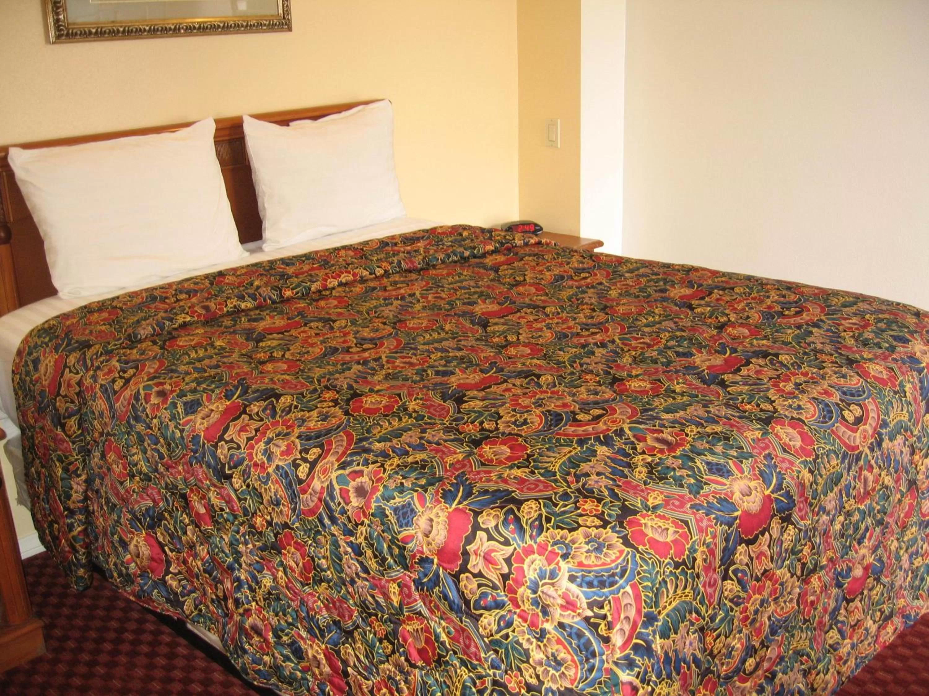 Bed in Royal Inn Motel Long Beach