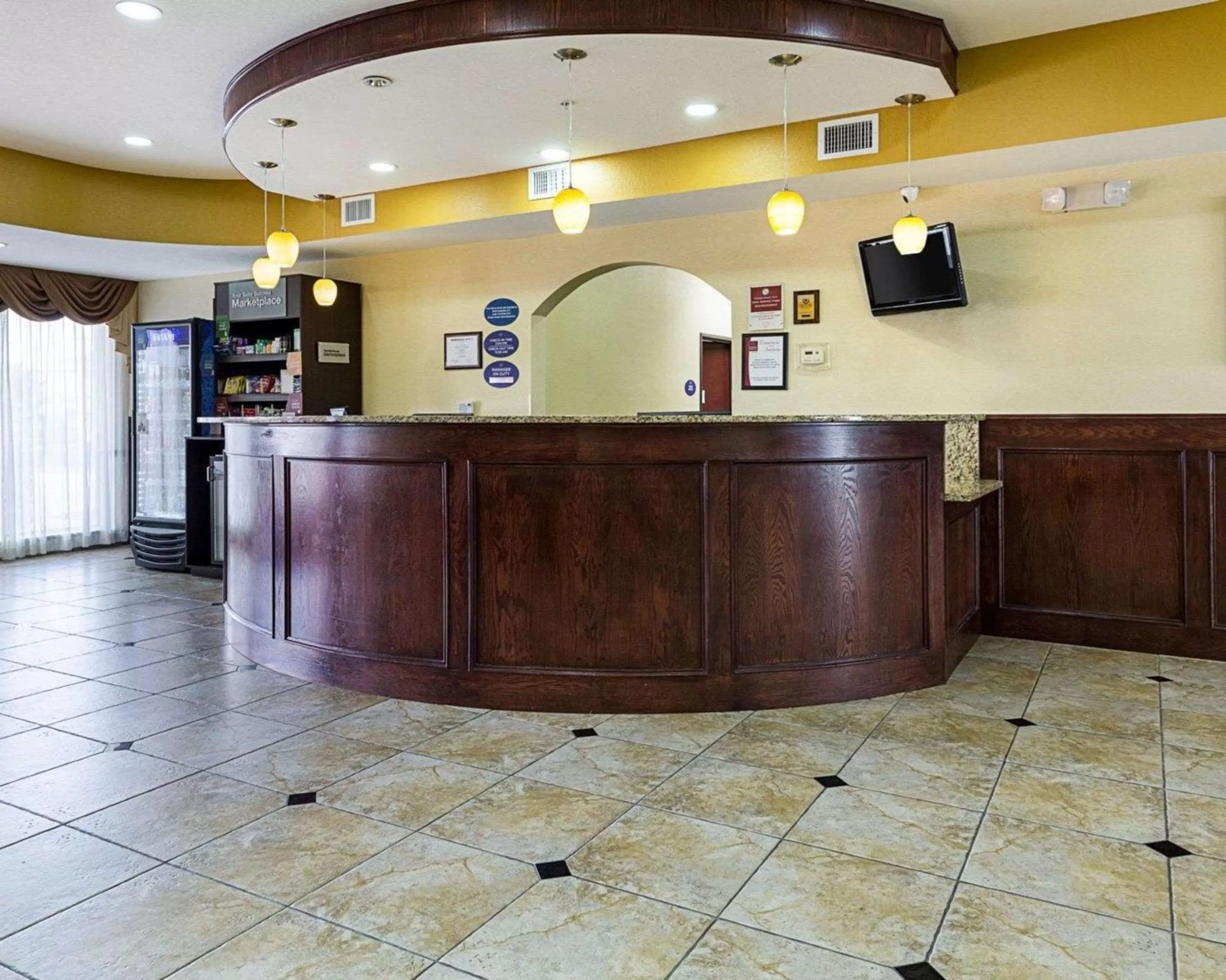 Lobby or reception in Days Inn & Suites by Wyndham Houston / West Energy Corridor