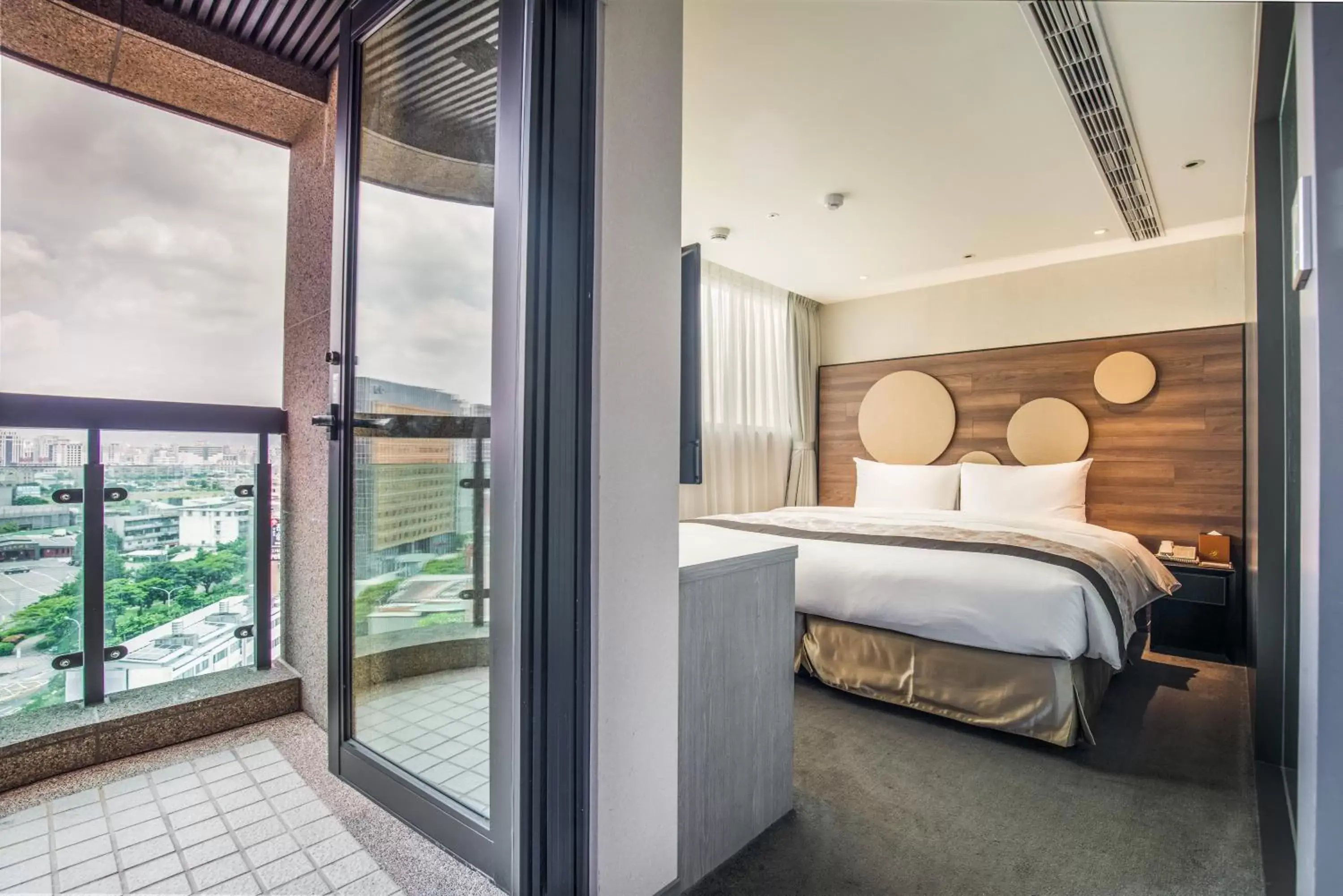 Deluxe Double Room with City View & Balcony in Green World SongShan Deluxe Double Room with City View & Balcony in Green World SongShan