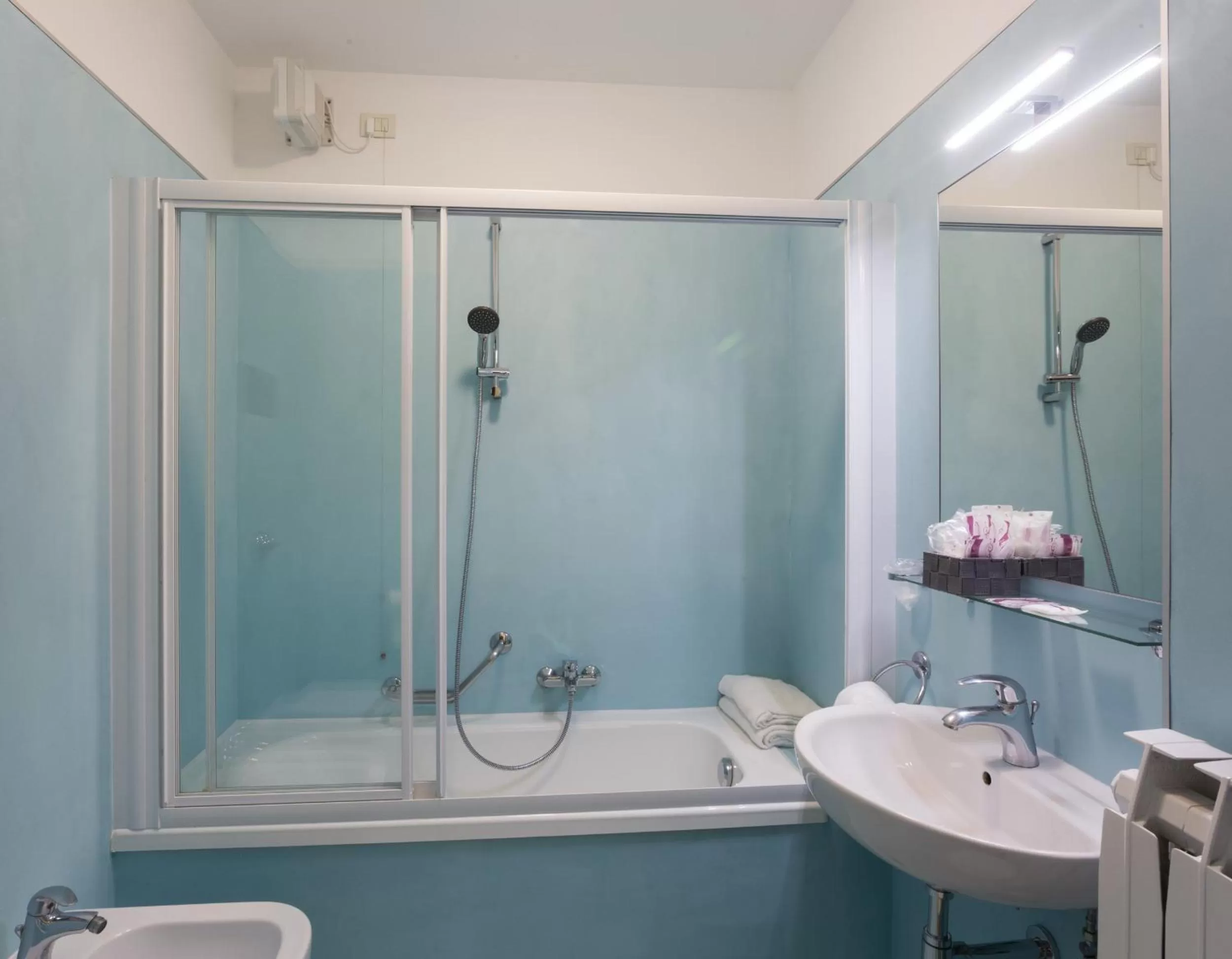 Shower in Hotel Airmotel