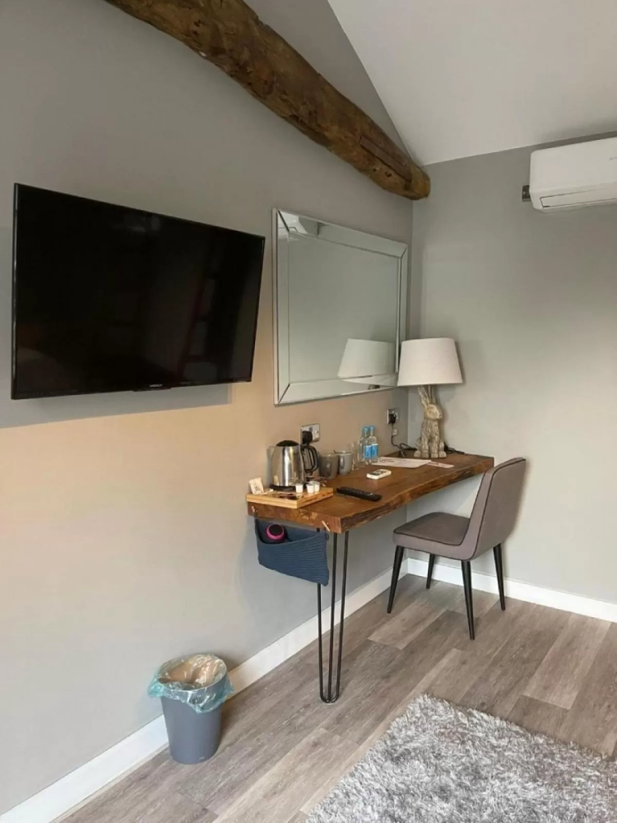 Bedroom in The British Queen, Meldreth