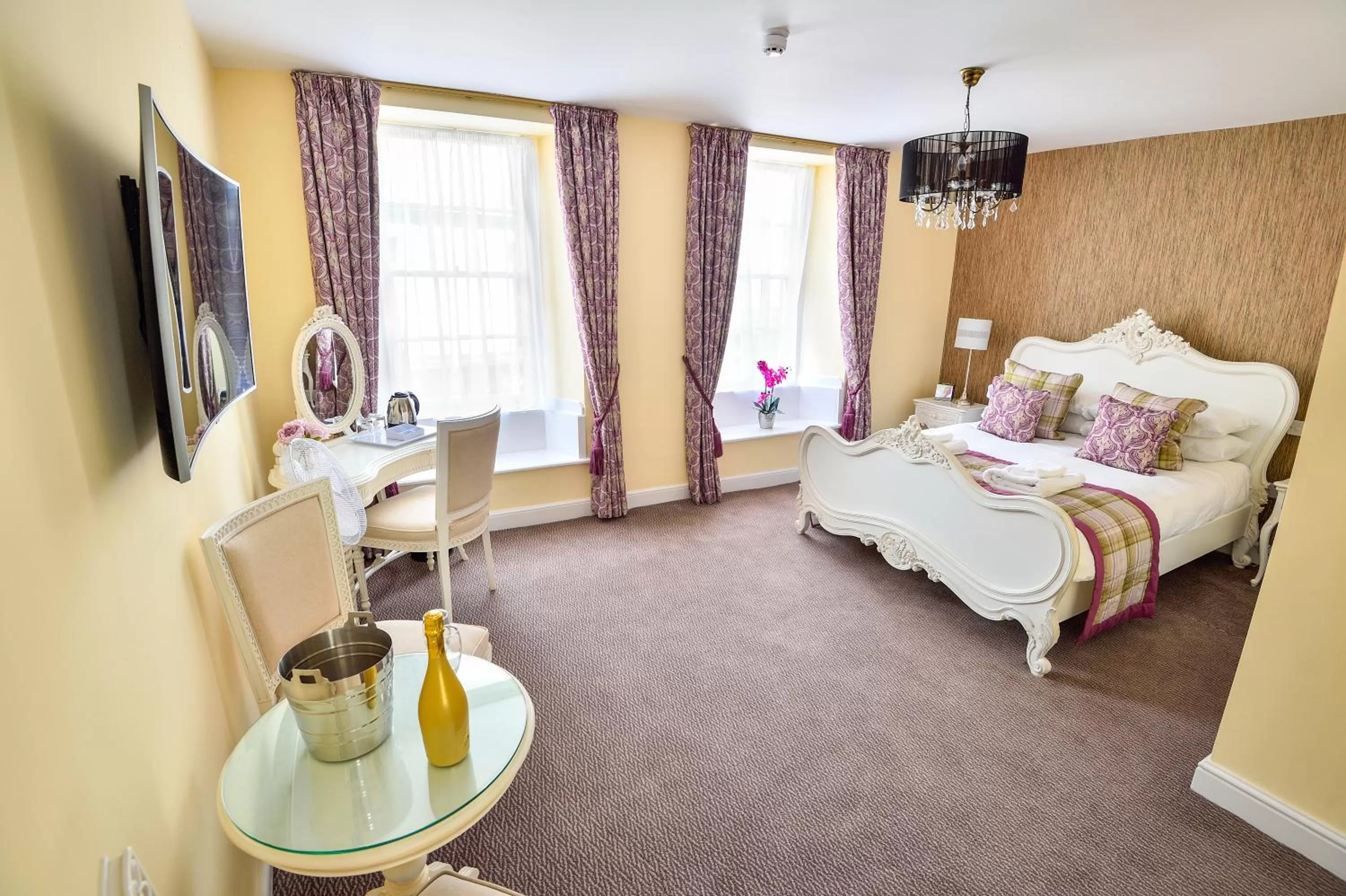 Bathroom, Bed in The George Hotel