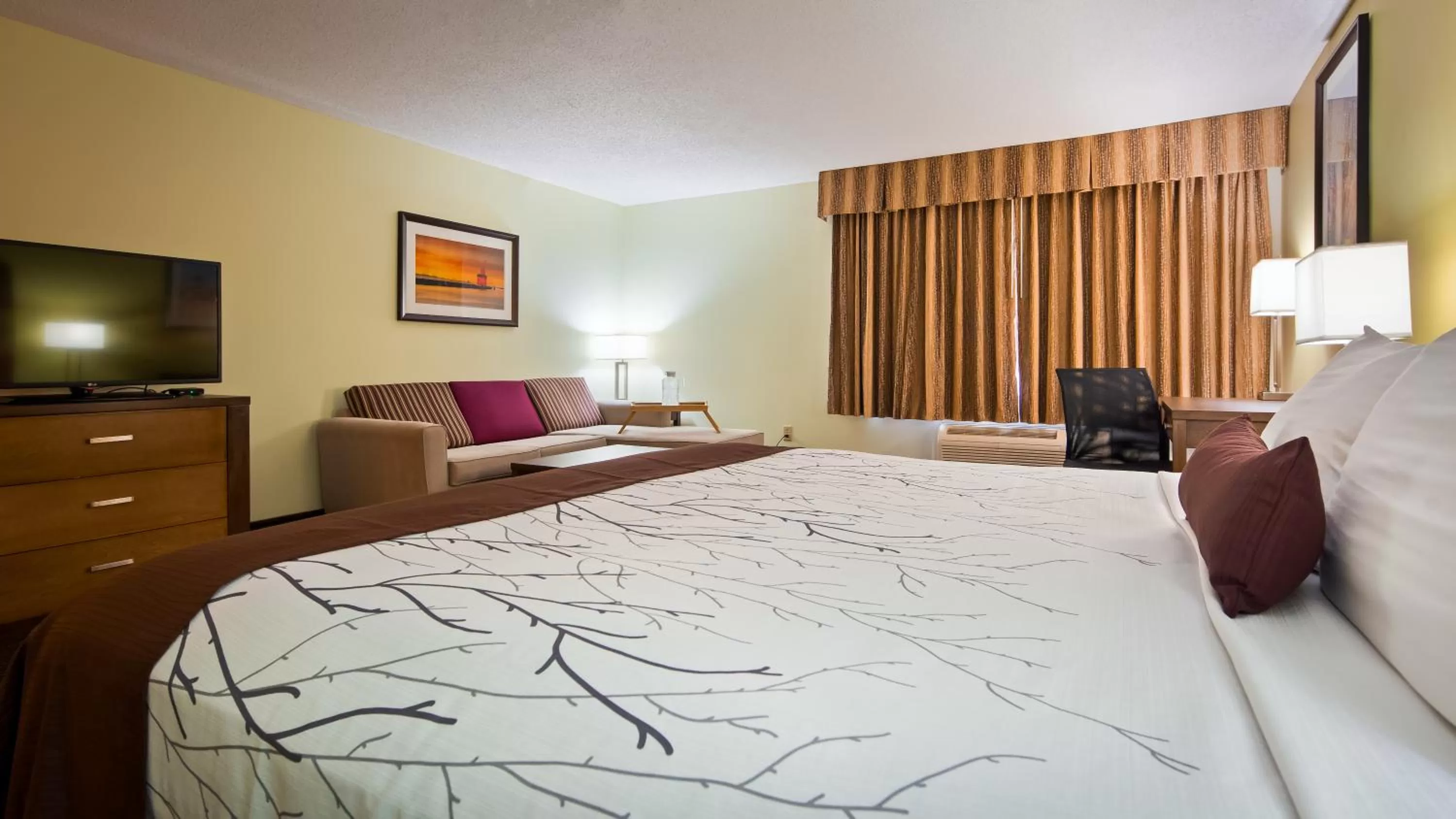 Seating area, Bed in White Pine Inn & Suites