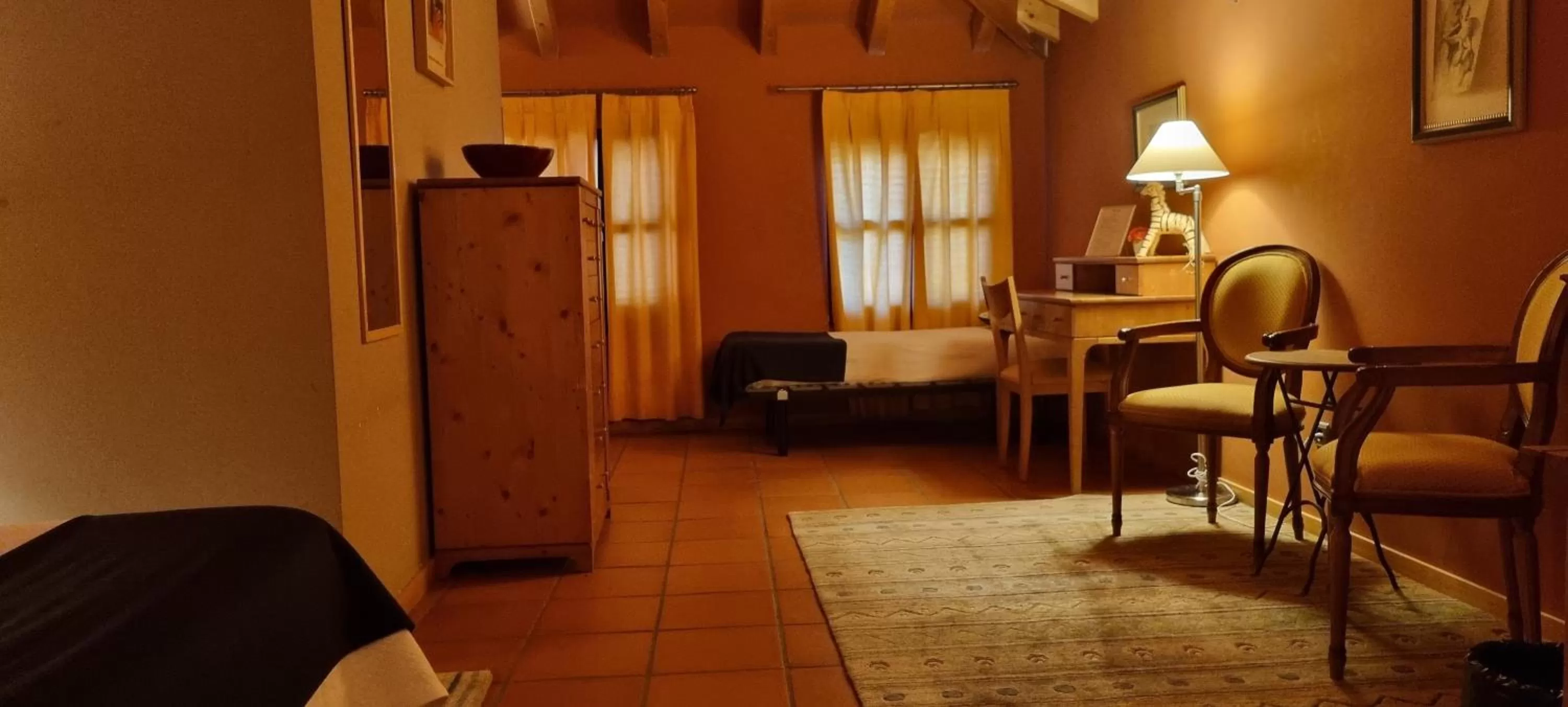 Seating area, Bed in Hotel Sara De Ur