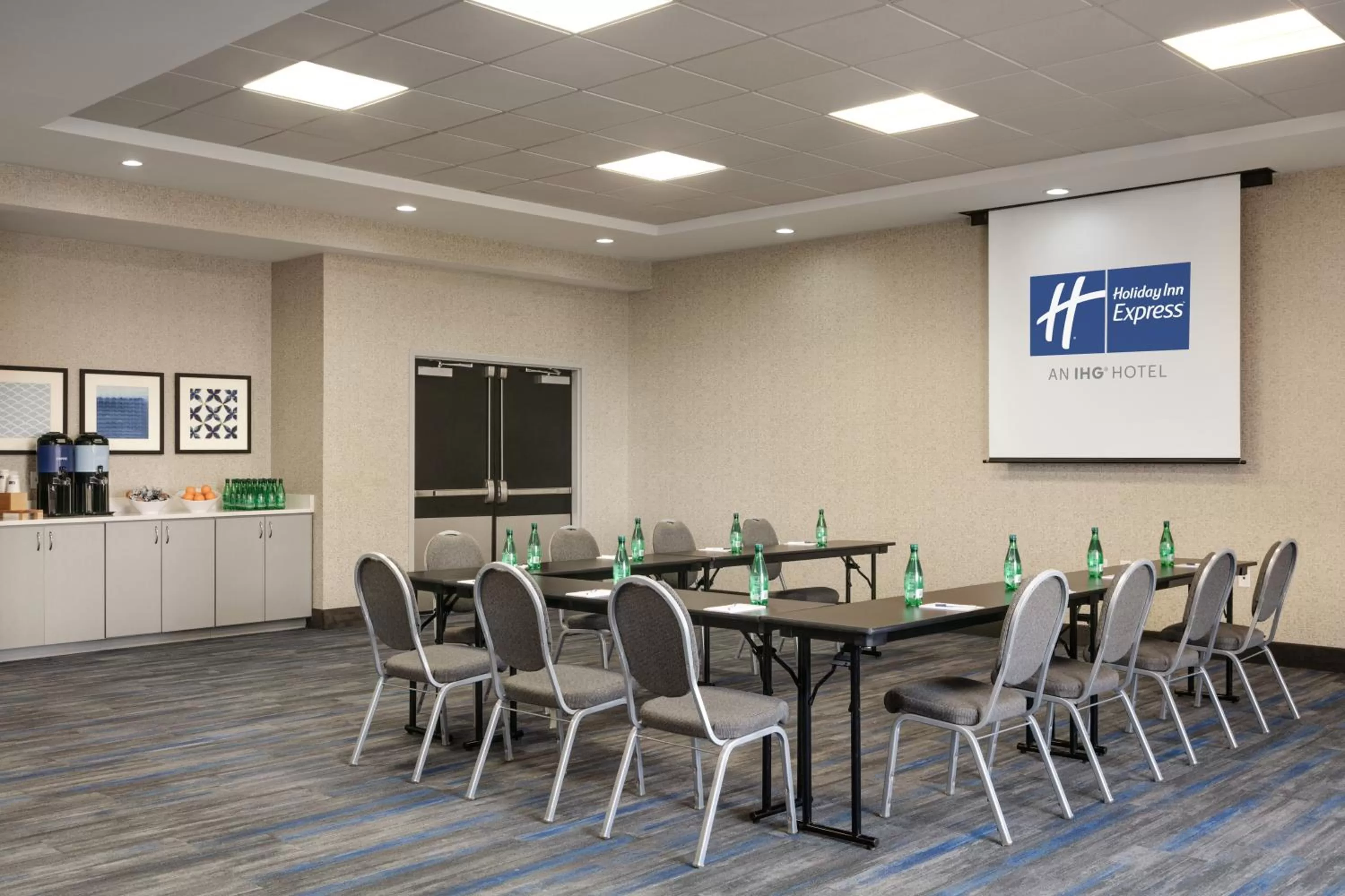 Meeting/conference room in Holiday Inn Express Hotel & Suites Norfolk Airport by IHG