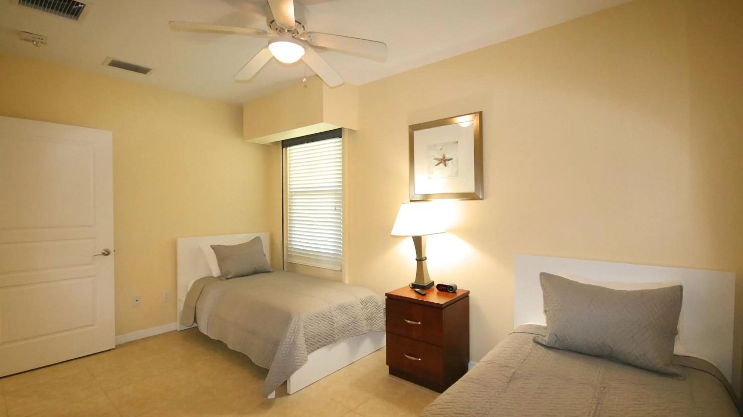 Bed in John's Pass Hotel - Fully Remote Check In