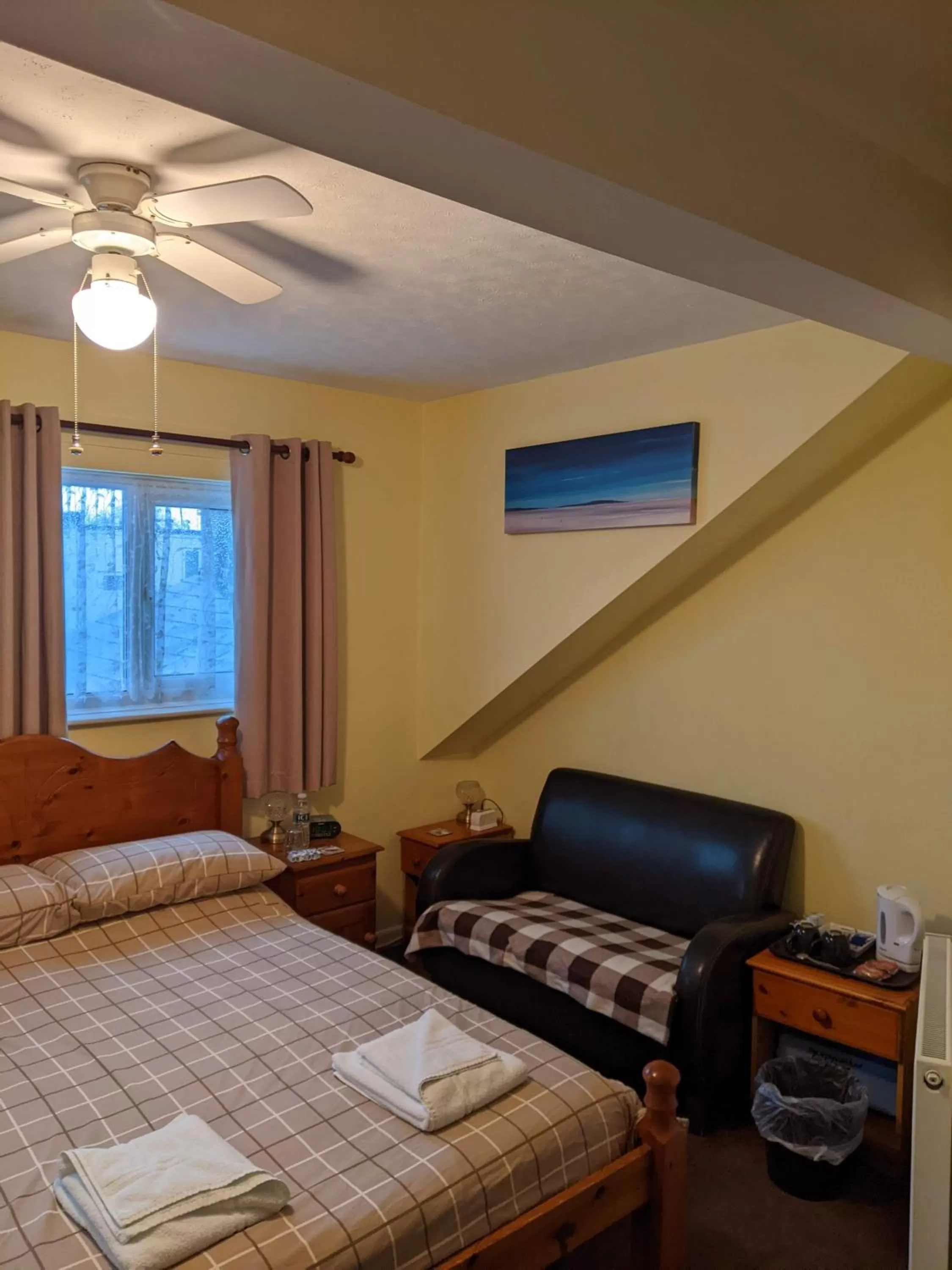 Bed in Kingswinford Guest House with Free Parking