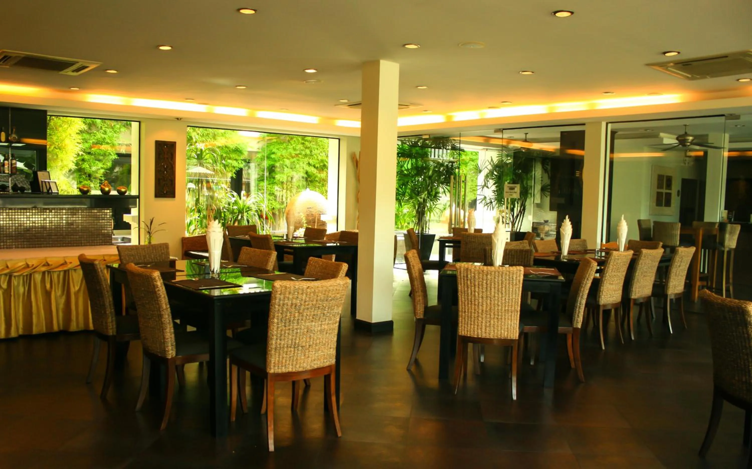 Restaurant/places to eat in Palm Grove Resort, Pattaya
