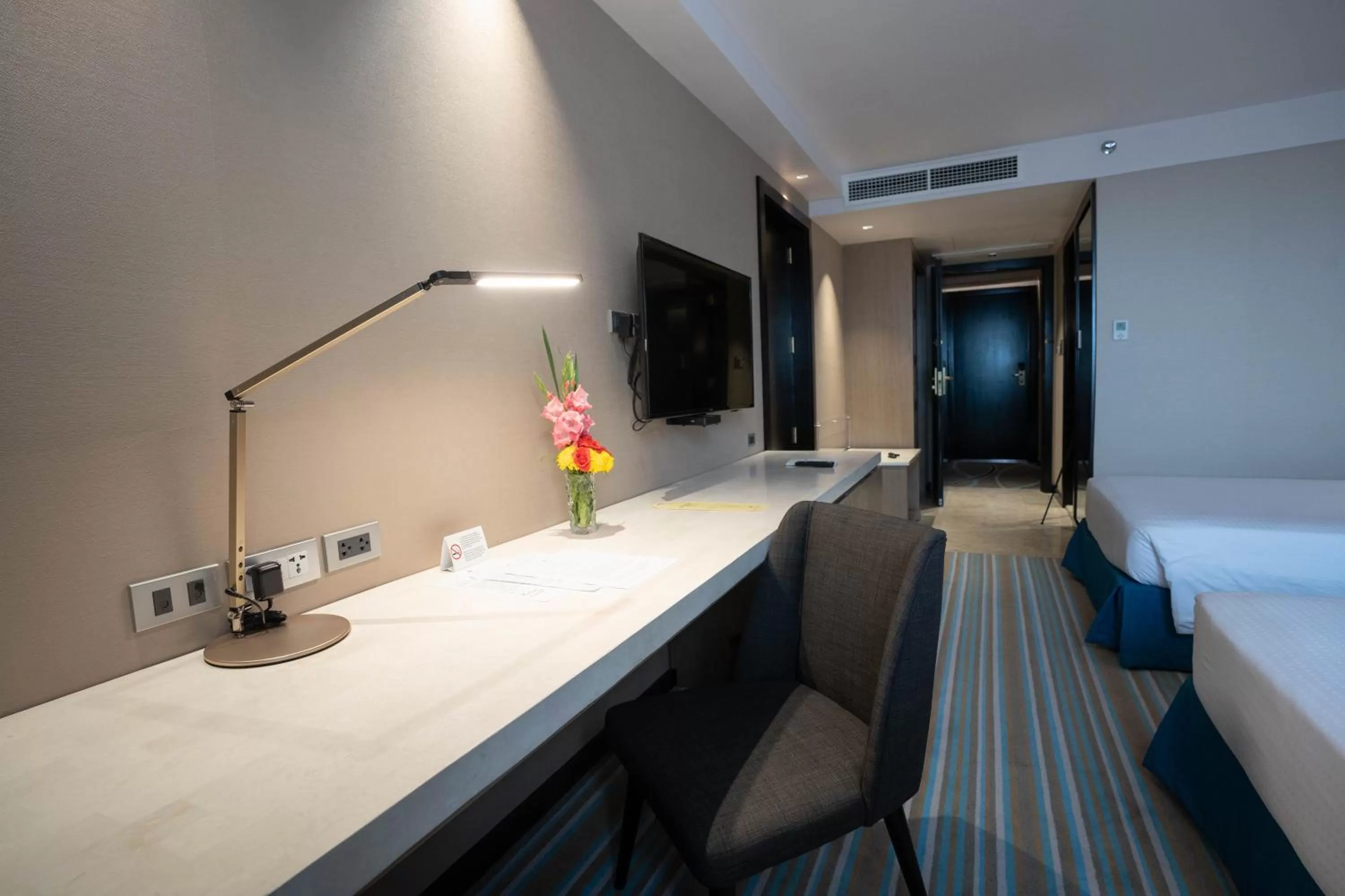 Communal lounge/ TV room, Bed in Marco Polo Plaza Cebu