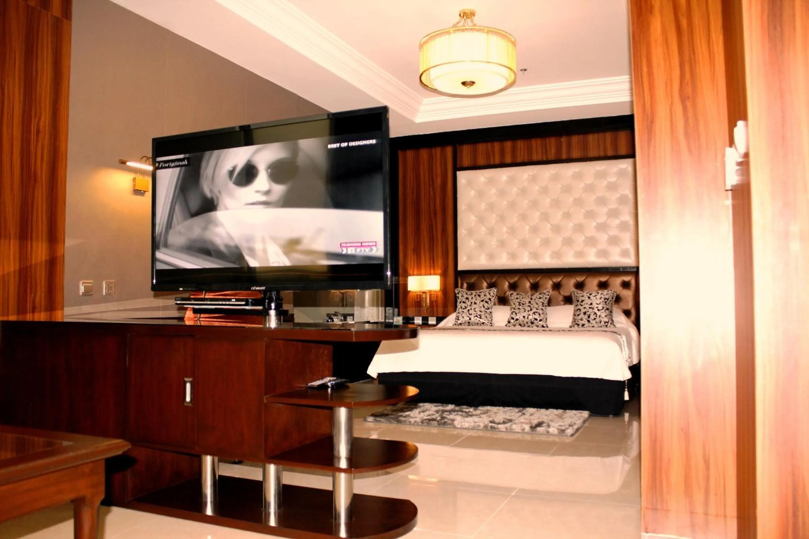TV and multimedia, Bed in Central Park Tower Resort